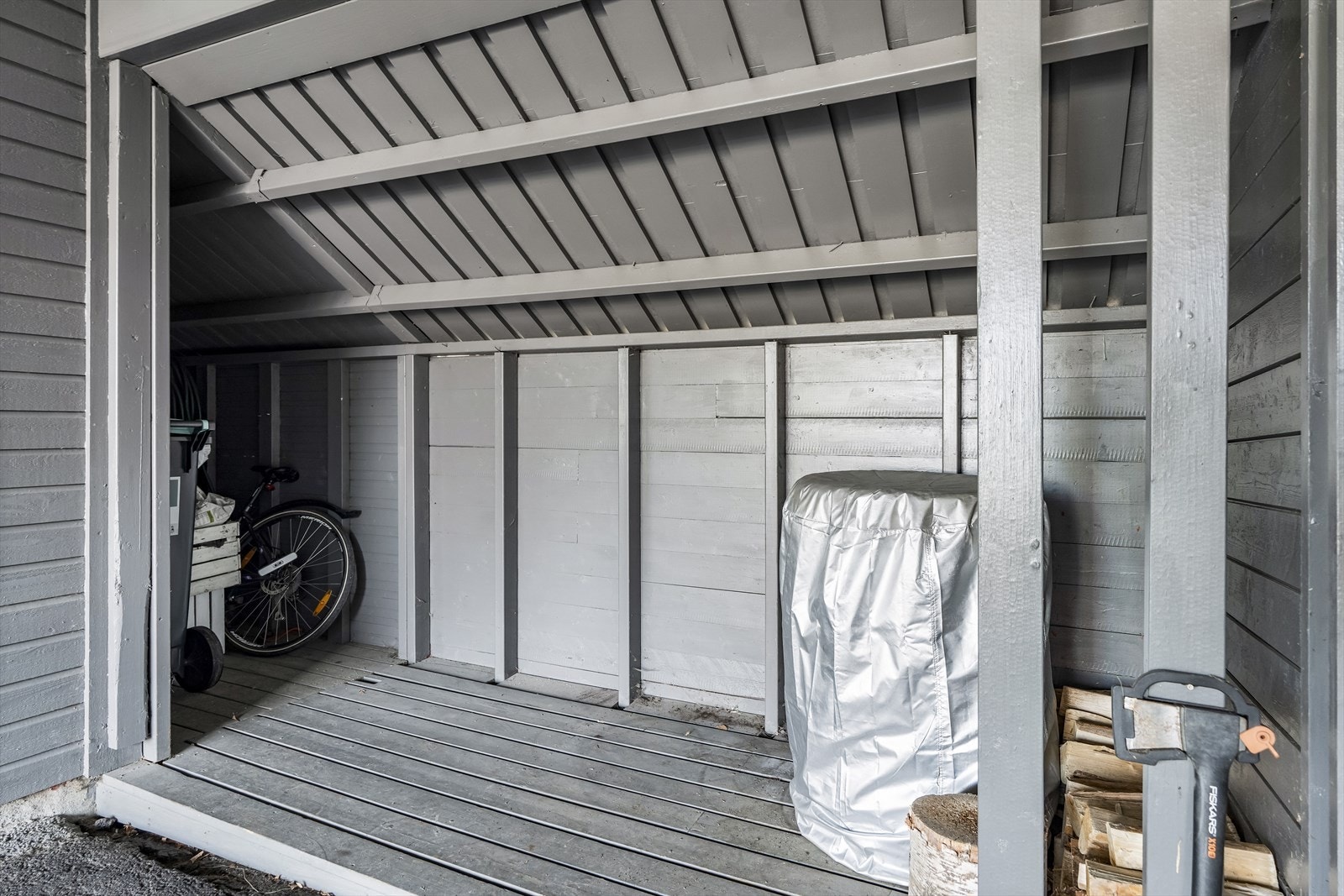 Det er også god lagringsplass bakom carporten Galleribilde