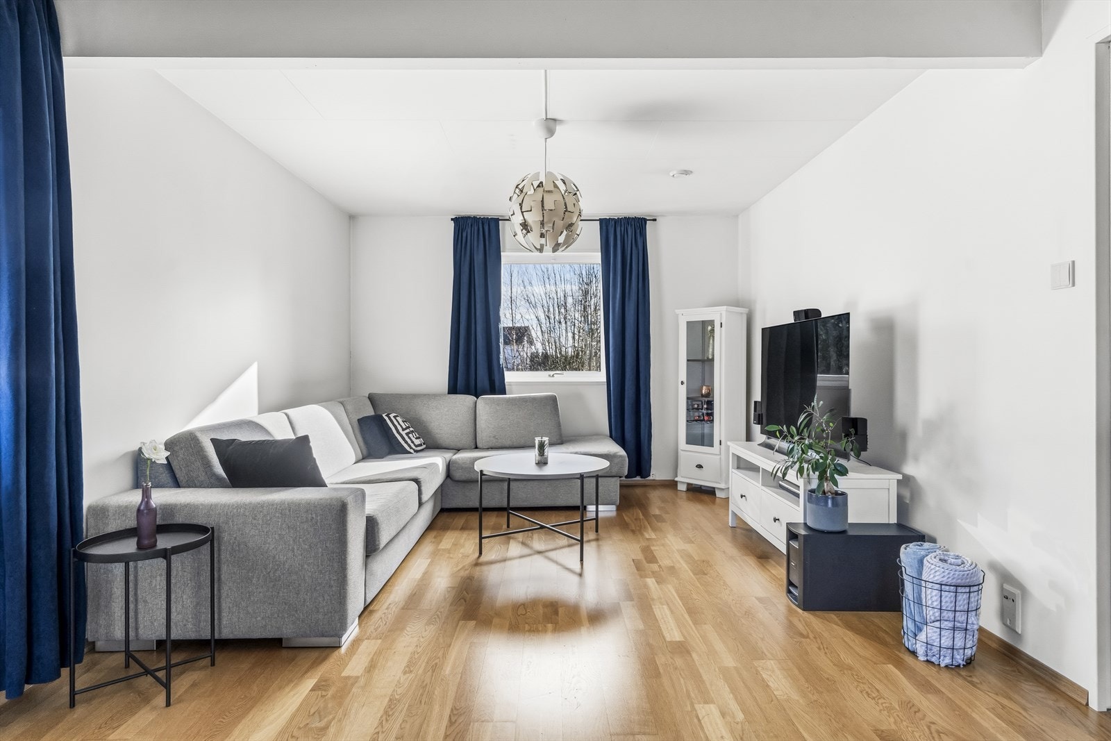 Stuen er romslig og har plass til stor sofagruppe Galleribilde