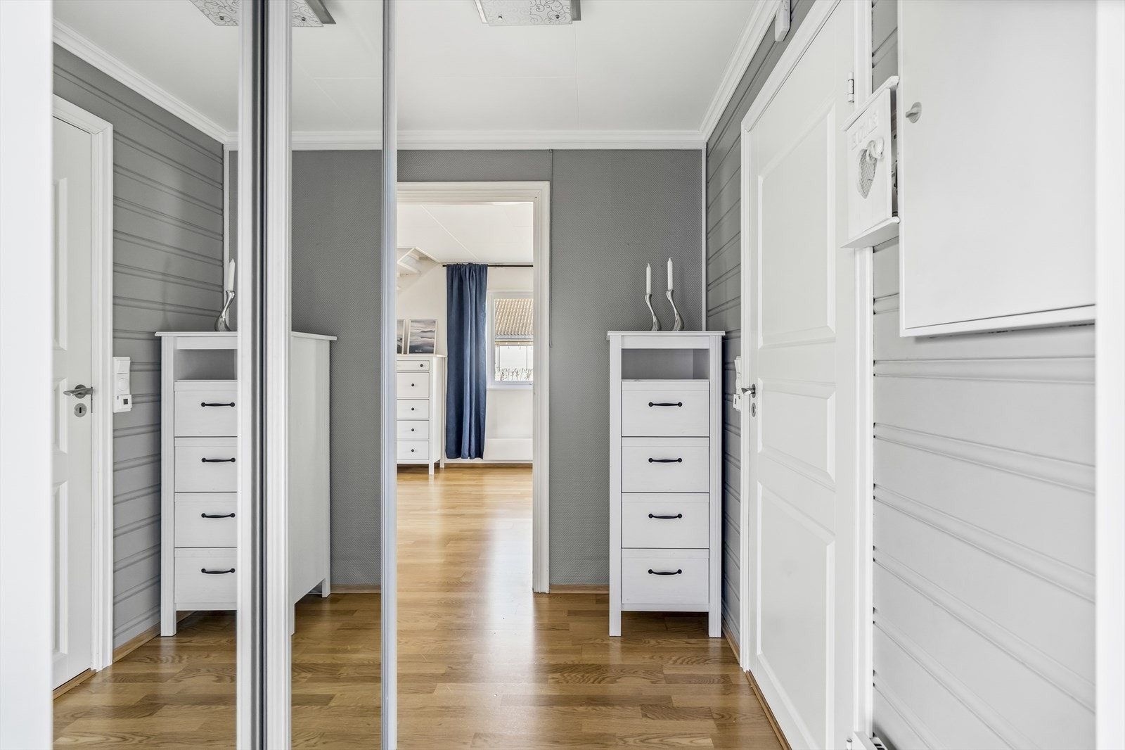 Romslig entre med god plass i garderobeskap. Galleribilde