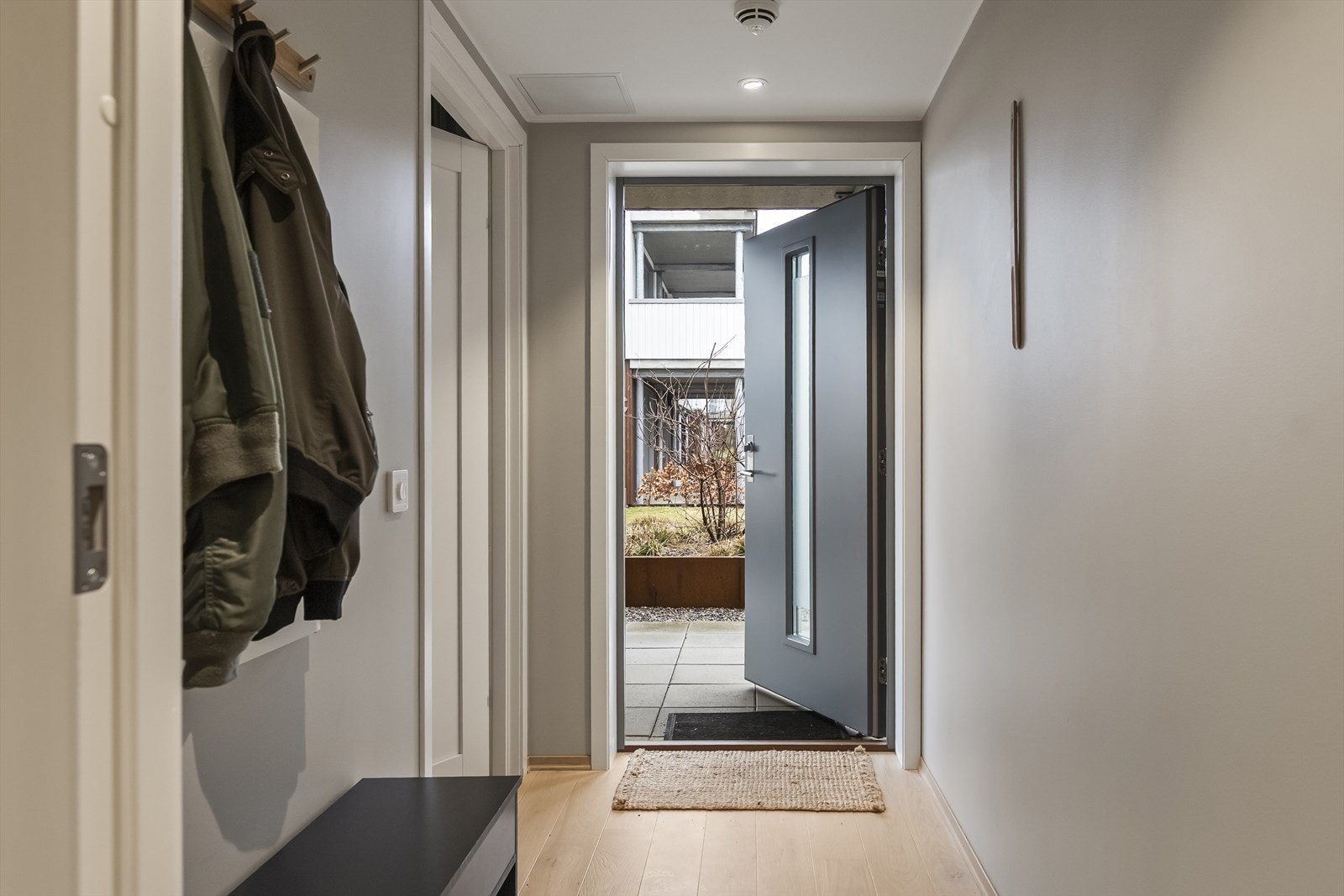 Du ønskes velkommen inn i en lys entré med pent gulv og lyse vegger. Her er det god plass til å henge fra seg yttertøy. Galleribilde