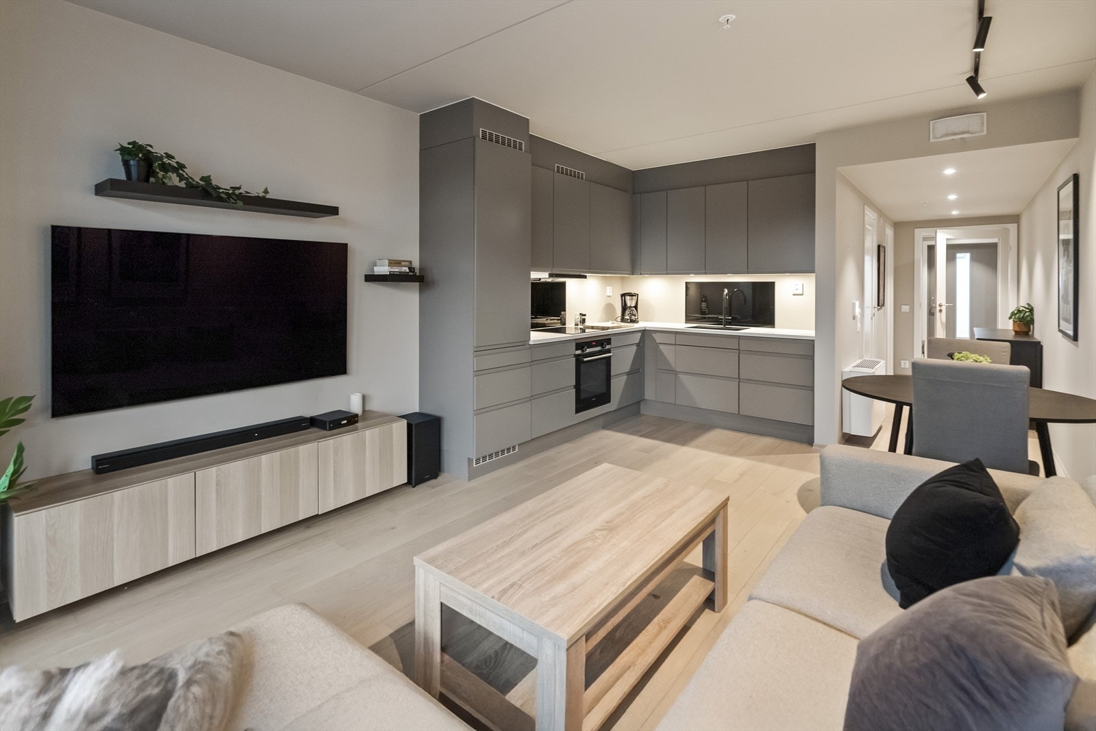 Området byr på idylliske omgivelser og en helt spesiell atmosfære, spesielt i sommerhalvåret, når sjøen blir et naturlig samlingspunkt for bading, båtliv, kajakk og rekreasjon. Galleribilde