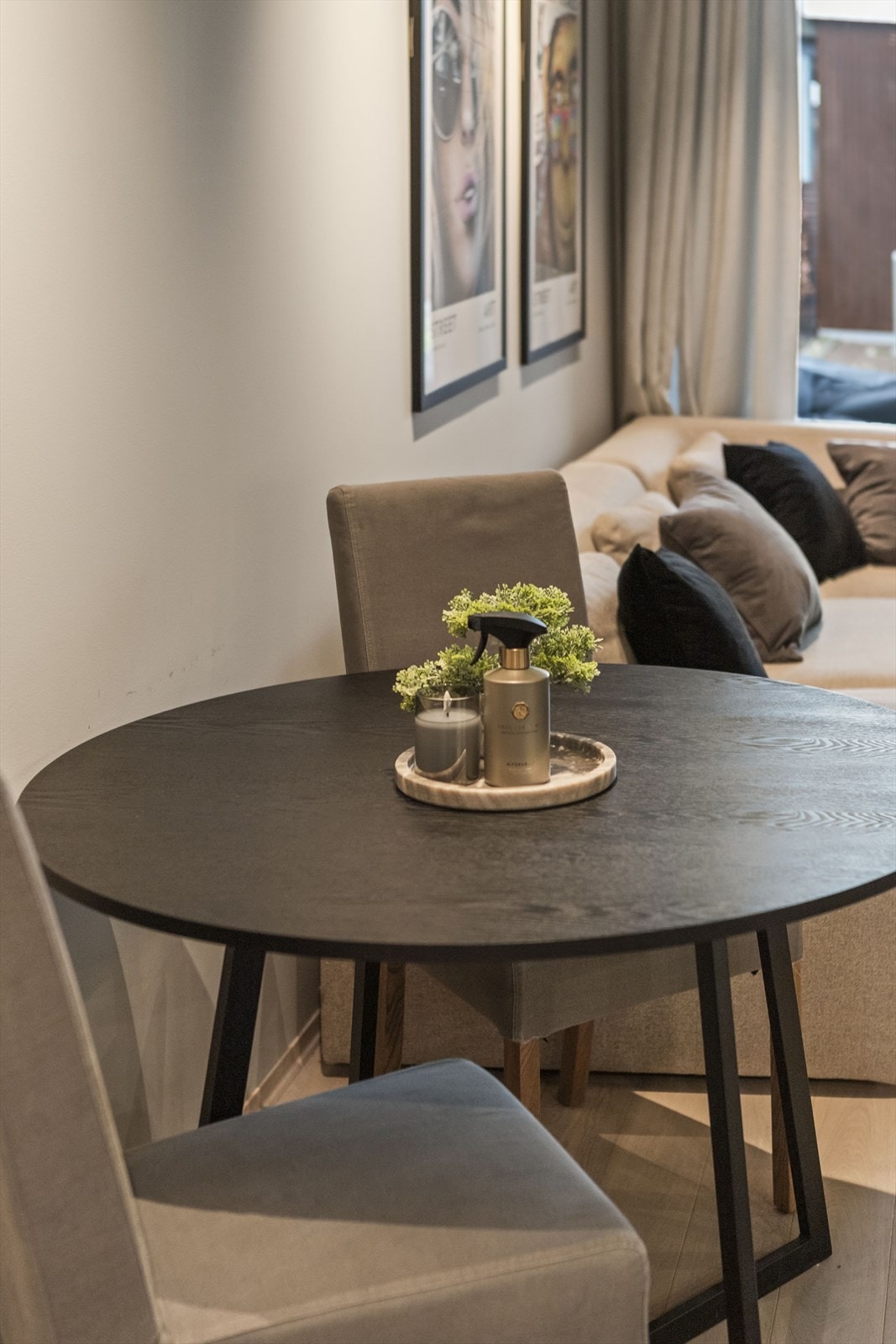 Stuen er enkel å møblere med både sofa og en hyggelig spiseplass. Galleribilde