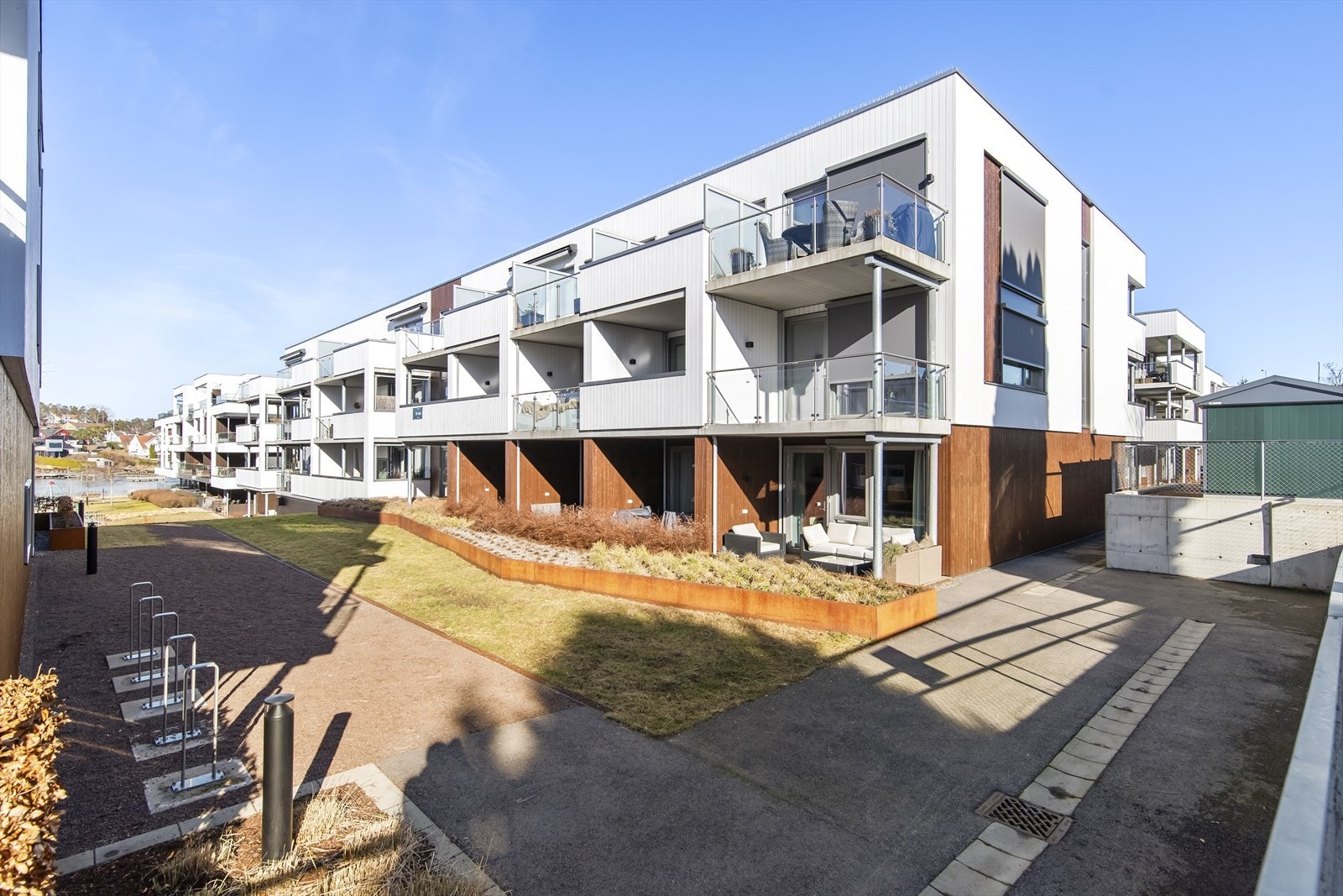 Det er installert varmepumpe i leiligheten, noe som gir en jevn og behagelig varme. Galleribilde