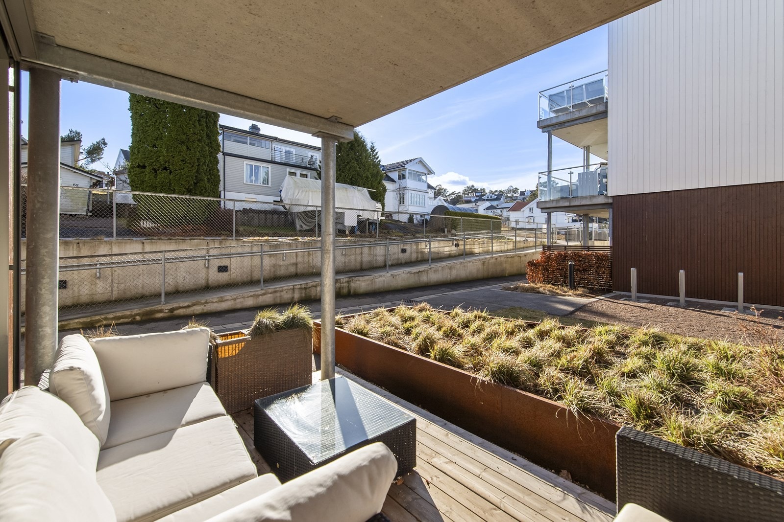 Fra stuen har du direkte adkomst til den overbygde terrassen, som forlenger stuearealet betraktelig på sommerstid. Galleribilde