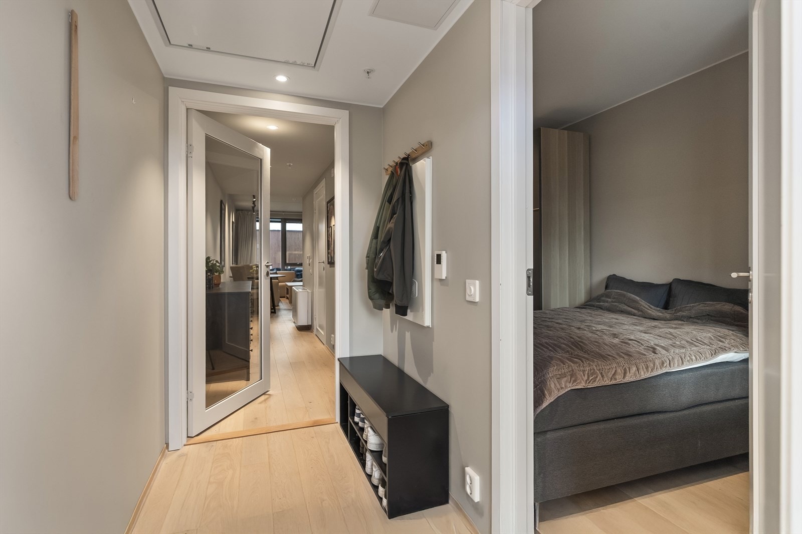 Leiligheten oppleves som svært lys og luftig, med store vindusflater som slipper inn mye naturlig lys. Galleribilde