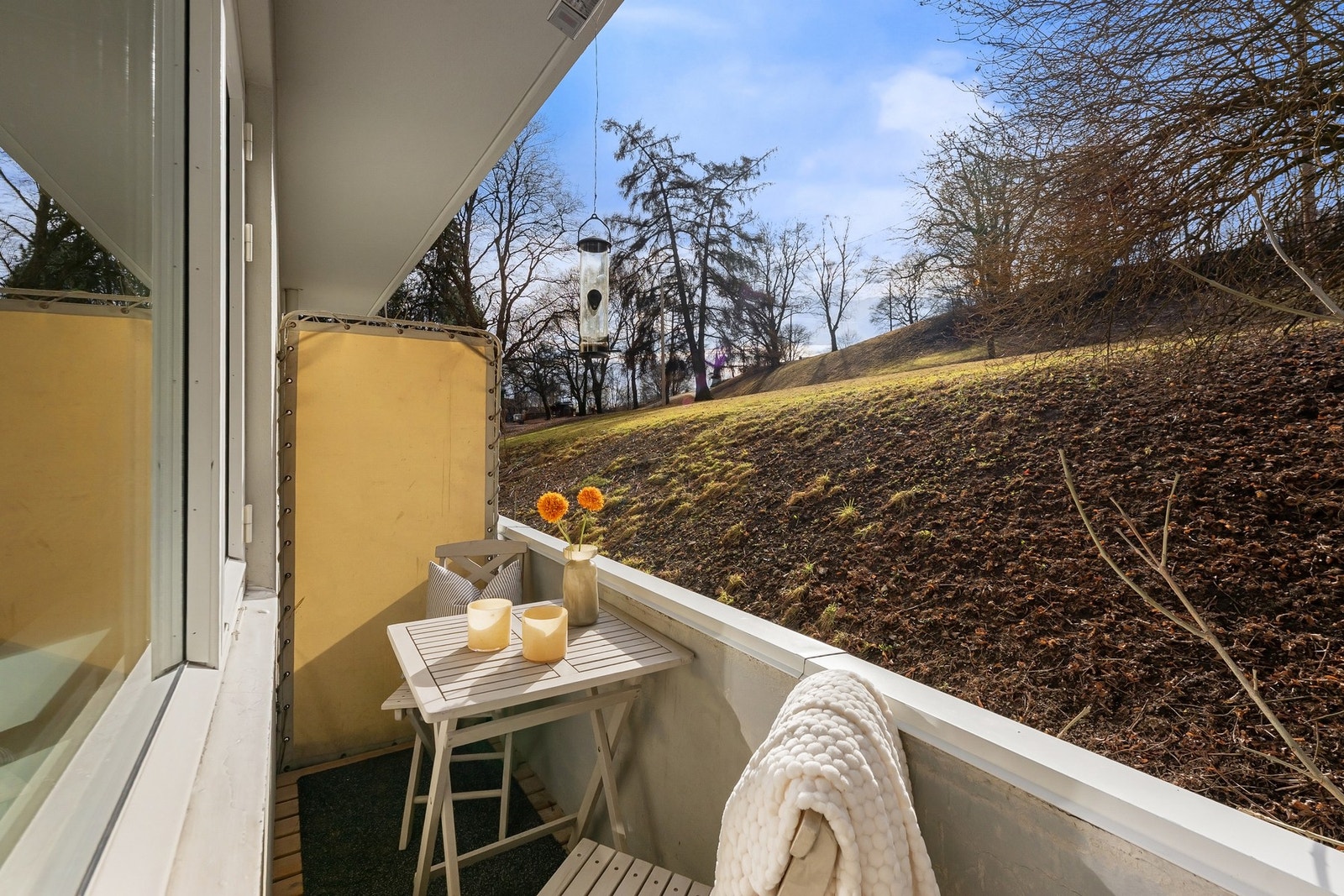 Dette er en lys og innbydende selveierleilighet i indre gårdsrom, med attraktiv beliggenhet mot grønne Stensparken. Her bor du rolig og tilbaketrukket, samtidig som du har kort vei til alt byen har å by på Galleribilde