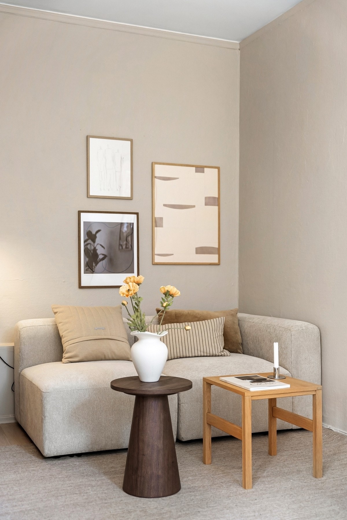 Den åpne løsningen mot kjøkkenet gjør dette til et sosialt og hyggelig oppholdsrom Galleribilde