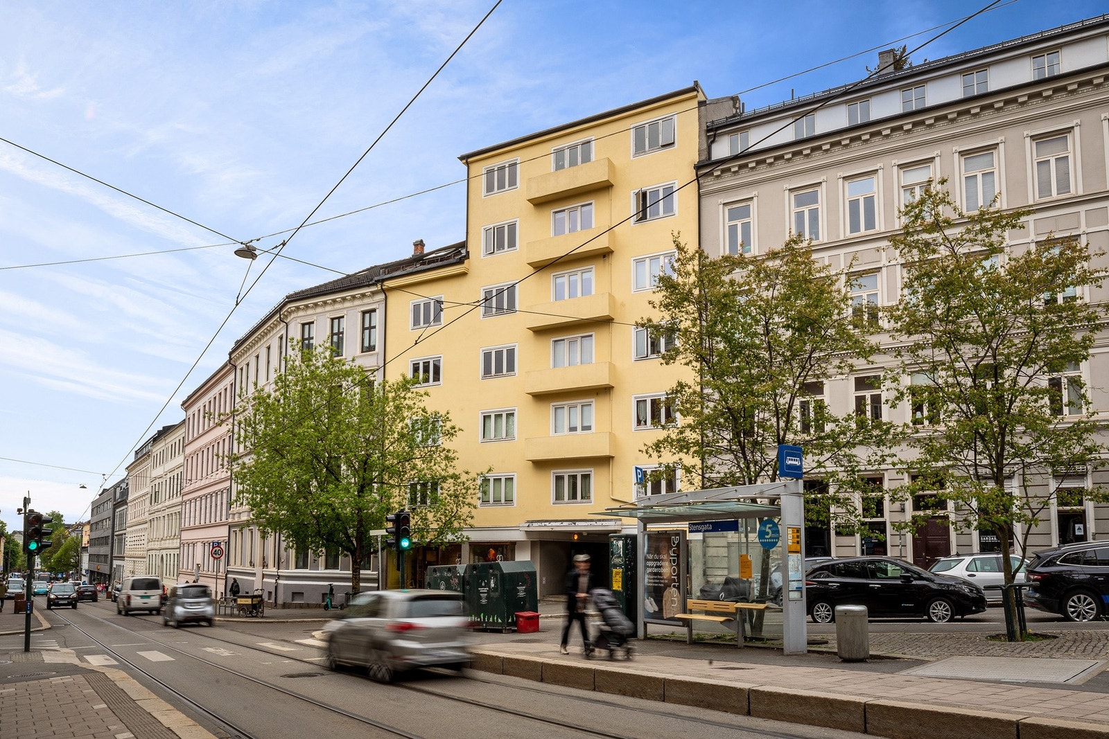 Området byr på gode kollektivforbindelser med både trikkelinjene 17 og 18 samt busslinjene 21 og 37 i umiddelbar nærhet. Dette gir enkel og effektiv tilgang til blant annet Jernbanetorget, Skøyen, Bygdøy, Torshov, Grünerløkka og Nydalen Galleribilde