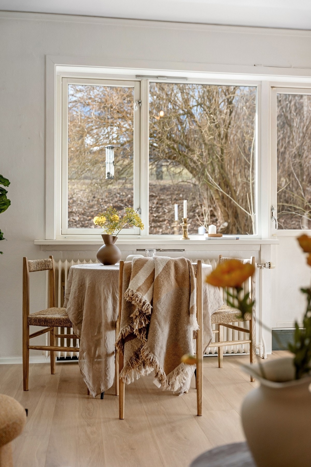 Leiligheten har en lys og romslig stue med gode vindusflater som gir rikelig med naturlig lysinnslipp. Lyse overflater og en god takhøyde på ca. 2,64 m gir rommet en luftig og behagelig romfølelse Galleribilde