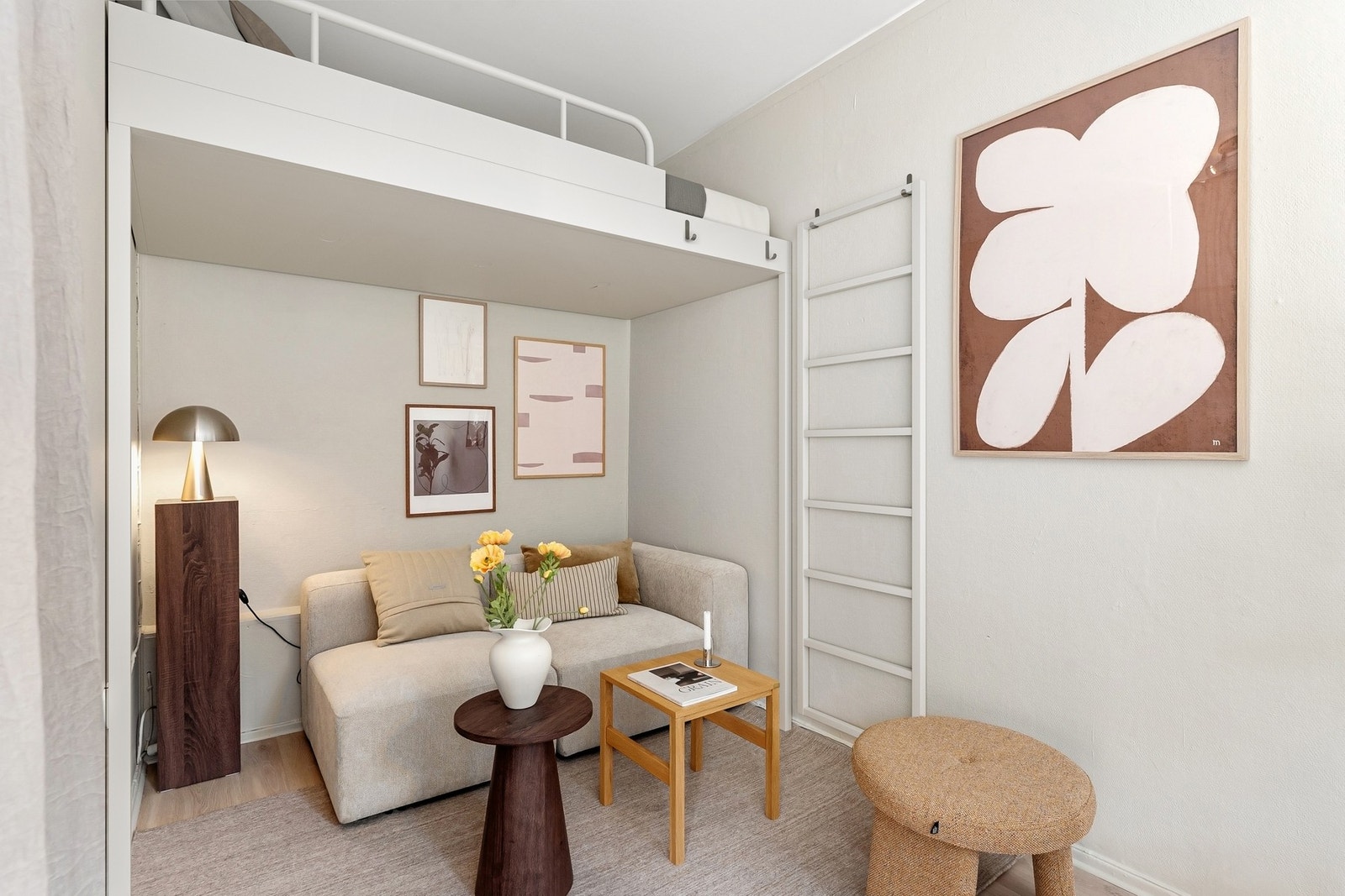 Tidligere eier hadde etablert en praktisk sovehems med adkomst via trapp, som frigjør gulvplass og utnytter takhøyden på en svært god måte. Denne er digitalt stylet inn for å vise hvor god løsningen var Galleribilde