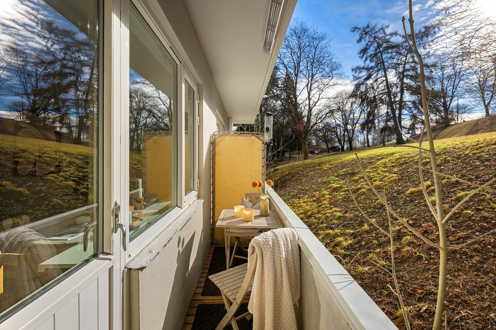 Balkongens størrelse gir plass til cafésett og beplantning, eller grill dersom en ønsker det. Her kan du nyte solen fra ca. kl. 13-20 på sommeren Galleribilde