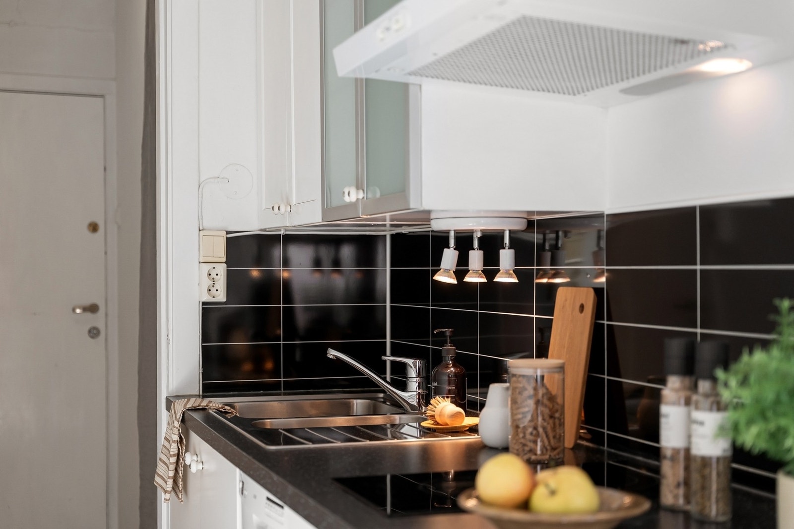 Lys under overskapene for gode arbeidsforhold til matlagingen Galleribilde