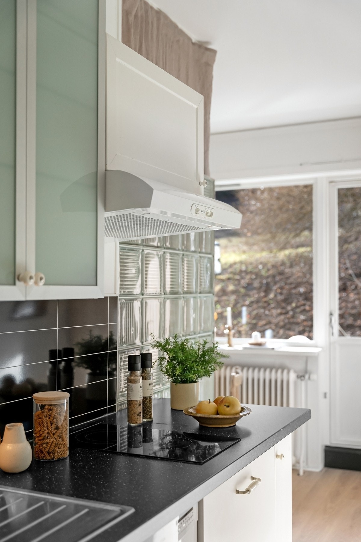 Her har du gode arbeidsflater og praktiske løsninger med god skap- og benkeplass Galleribilde