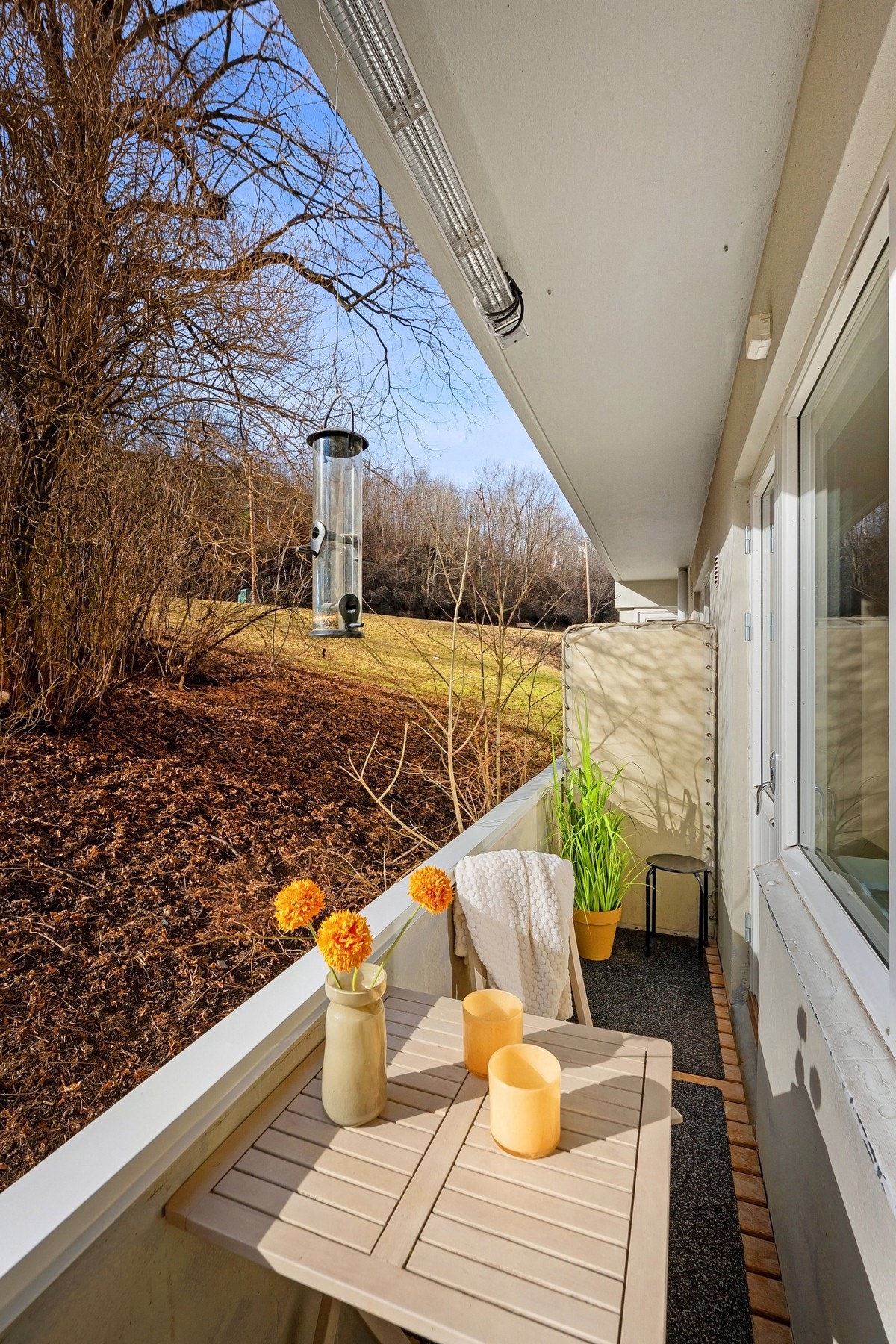 Med adkomst fra stuen får du en solrik vestvendt balkong på 3,2kvm. Her kan du nyte utsikten over fantastiske Stensparken, og alt den har å by på. Dette er den perfekte forlengelsen av leiligheten på sommerhalvåret! Galleribilde