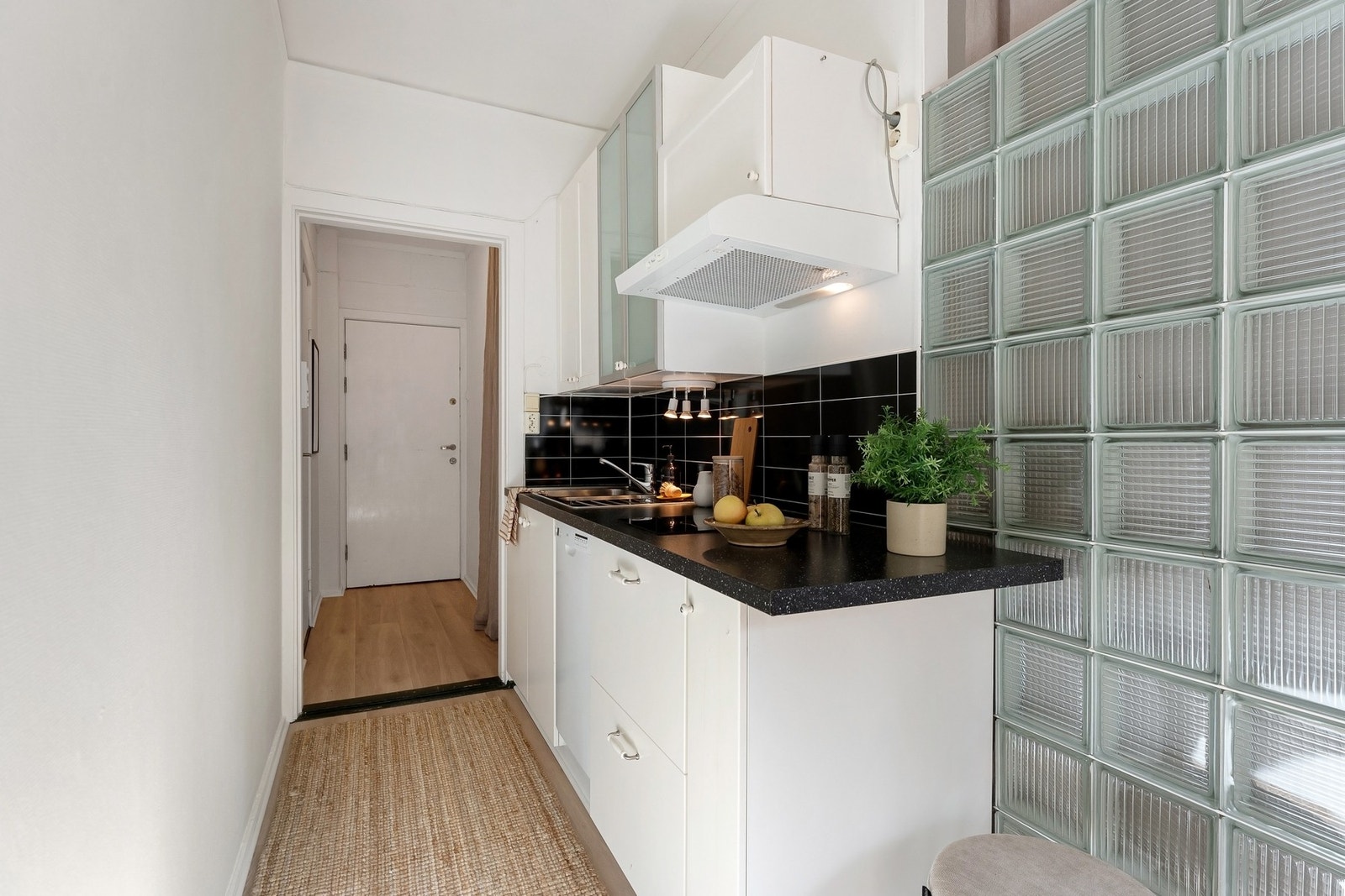 Slitesterk benkeplate med nedfelt kum i rustfritt stål, integrert platetopp og opplegg for oppvaskmaskin samt plass til kjøle-/fryseskap Galleribilde