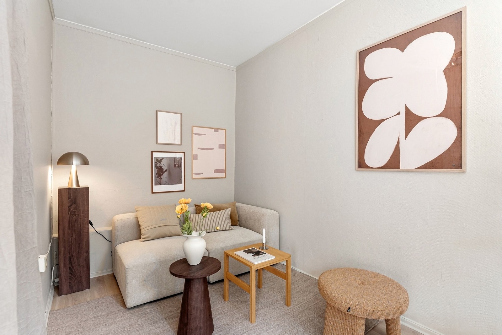 Her får du mange møbleringsmuligheter etter behov, med plass til både sofagruppe, spisebord og skrivepult, uten at det går på bekostning av romfølelsen Galleribilde