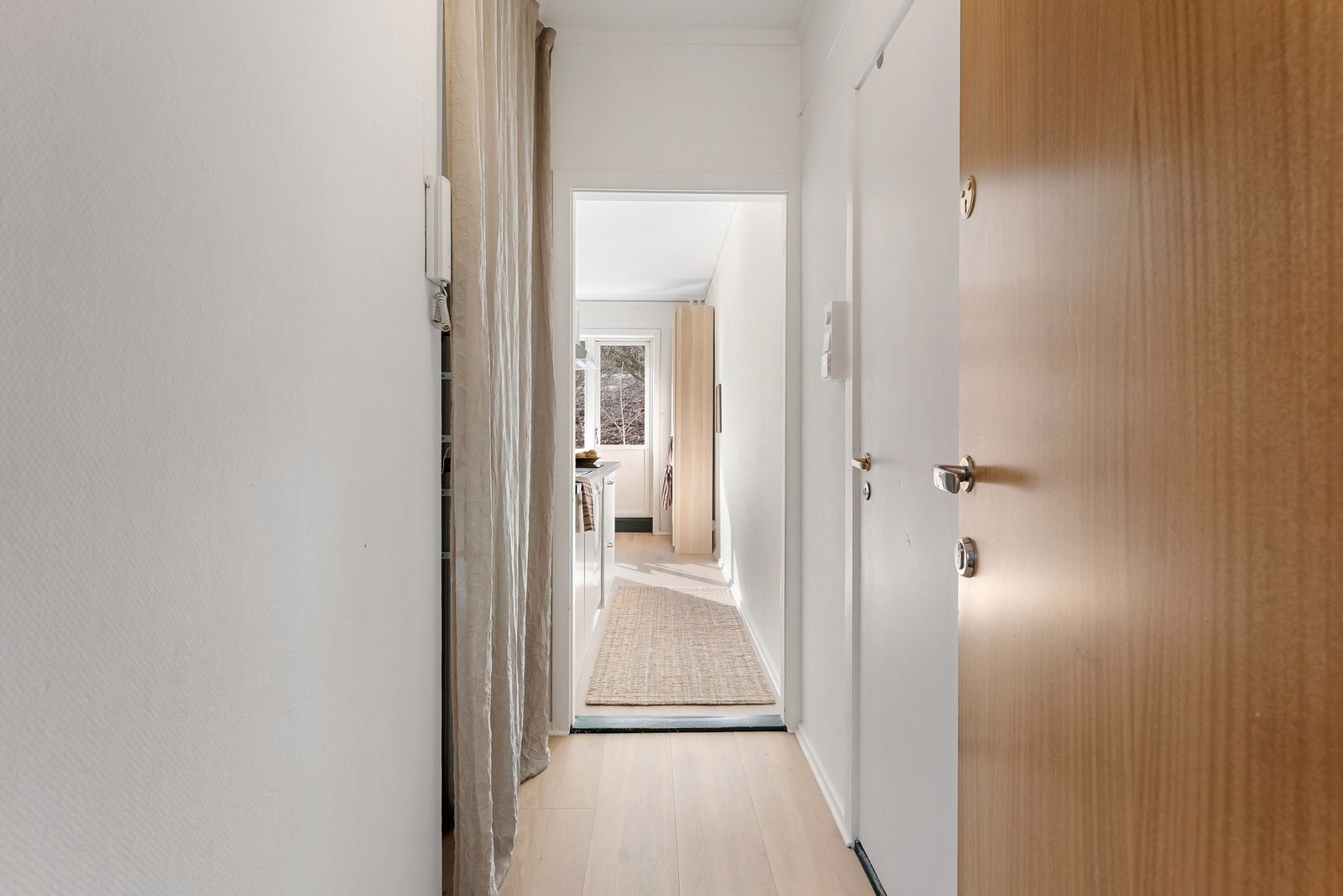 Innbydende inngangsparti med gode oppbevaringsmuligheter til yttertøy og sko. Velkommen hjem! Galleribilde
