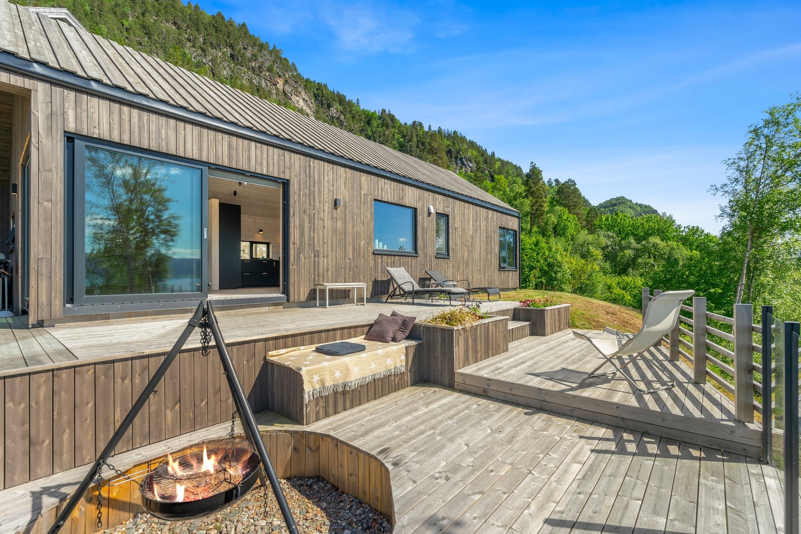 Flotte uteområder med romslig terrasse med utgang fra stua. Galleribilde