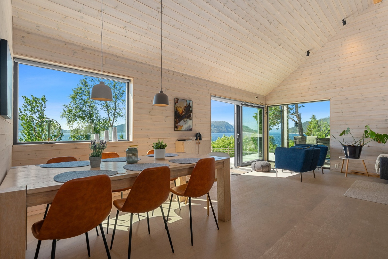 Romslig stue med store vindusflater og åpen himling som gir en luftig og god atmosfære. Galleribilde