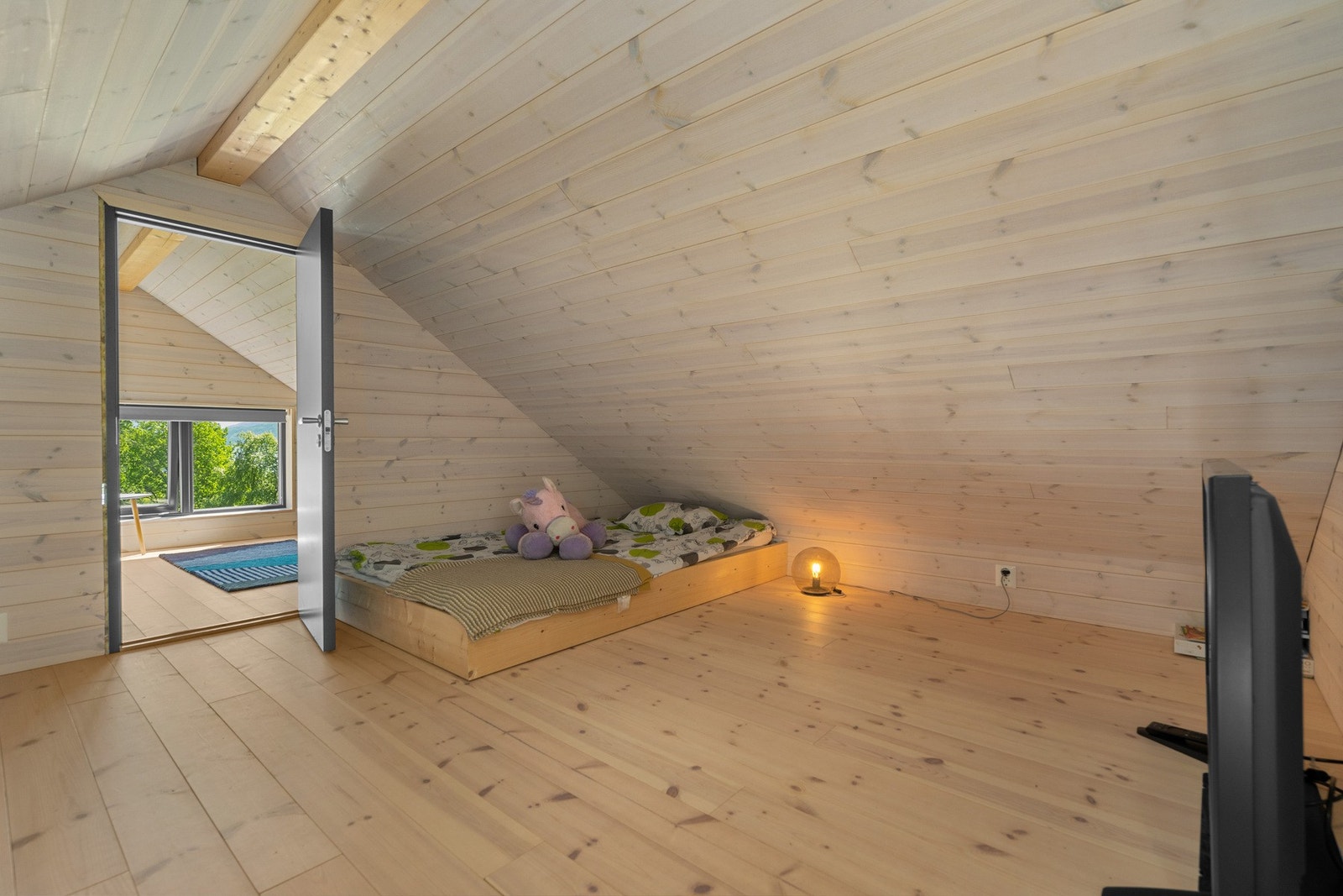 Todelt hems med kombinert loftstue/gjesterom i første del og ekstra soveværelse innenfor. Galleribilde