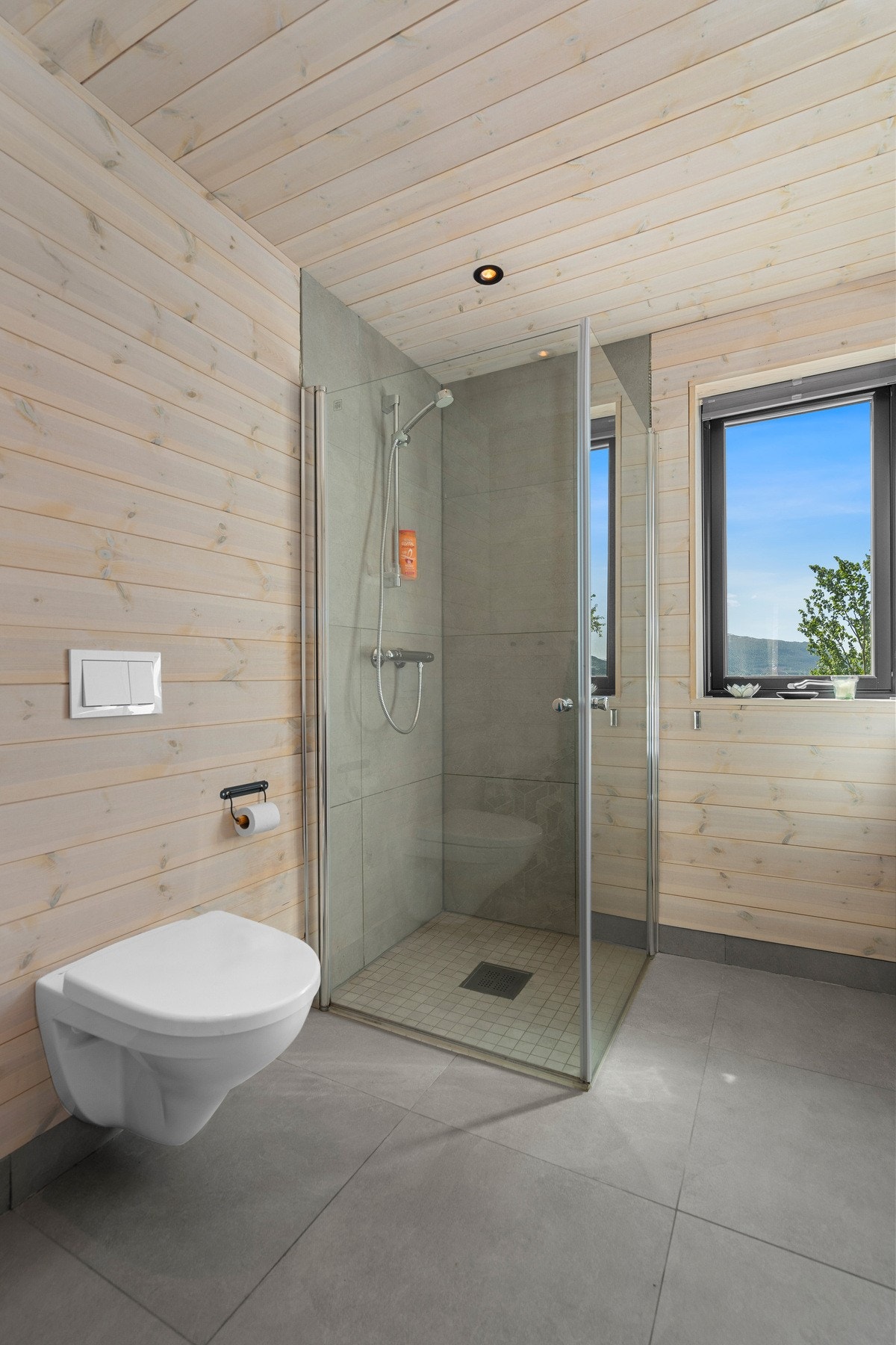 I tillegg til badet er det ekstra toalett med egen servant og sluk på teknisk rom. Galleribilde