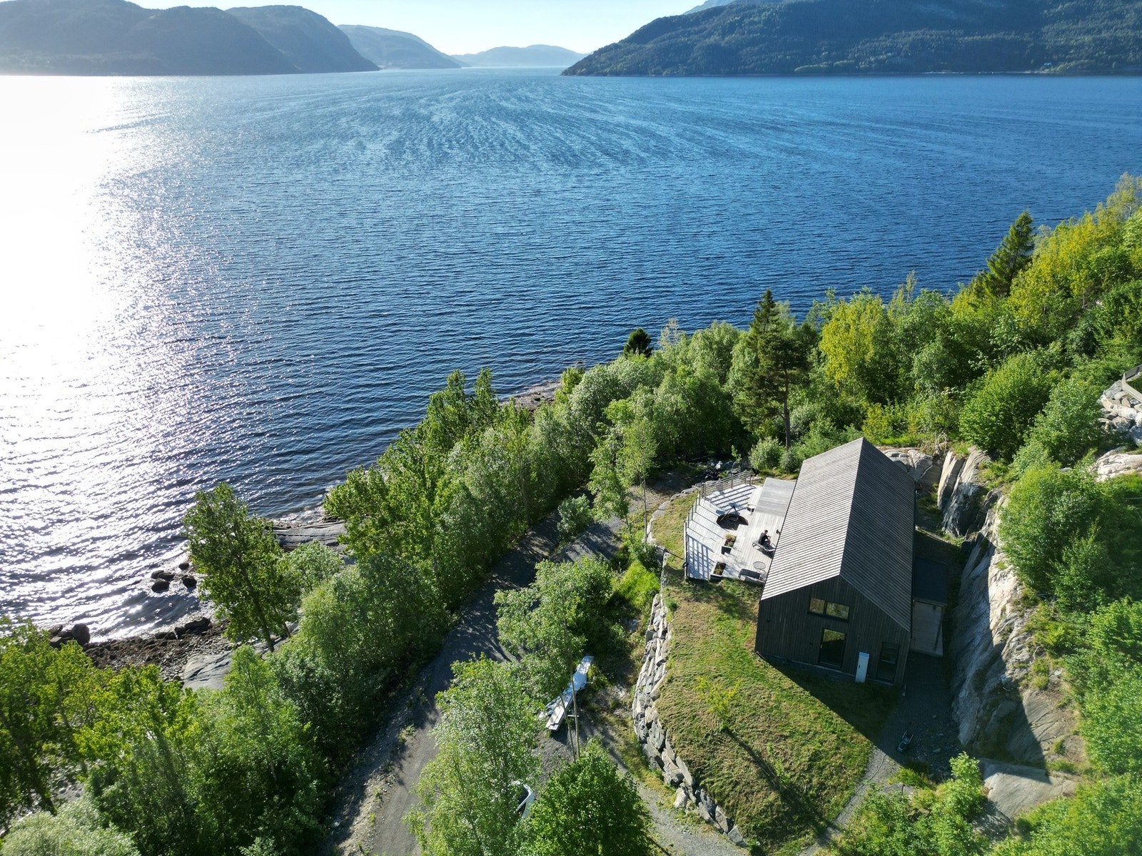 Majestetisk utsikt utover fjorden mot nordvest, og mot Romsdalsalpene sørover. Galleribilde