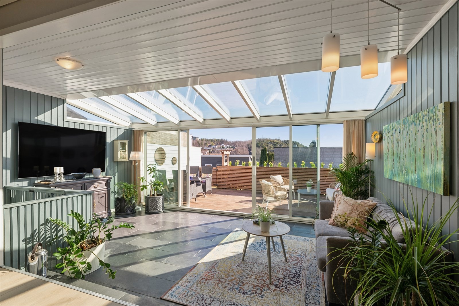 Et suverent valg ble tatt i 2005 da de forlenget stuen ved å bygge inn en tidligere terrasse - stuen er nå det perfekte samlingsstedet for hele familien Galleribilde