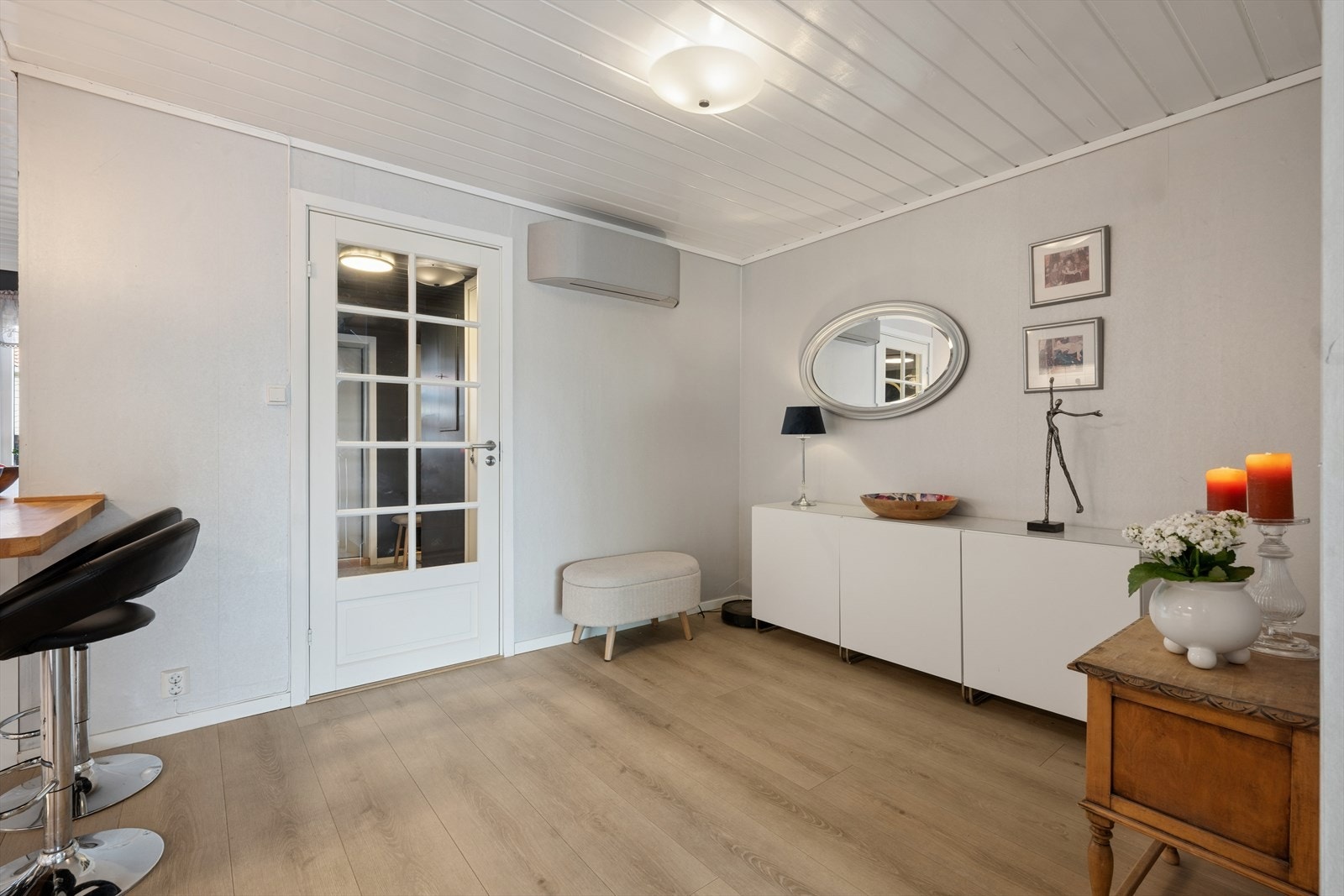 Mellom stue og kjøkken er det en hyggelig forstue, et fint samlingspunkt for venner og familie og et sted som har mange muligheter for alternativ møblering. Varmepumpe fra 2022 Galleribilde