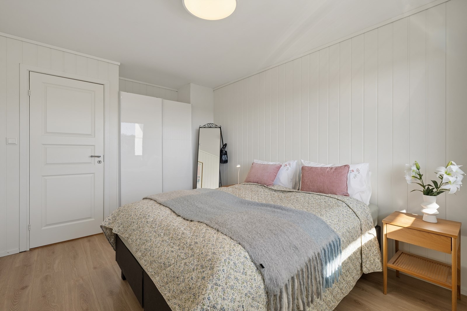 Hele boligen fremstår som særdeles godt vedlikeholdt og med meget smarte påkostningsvalg- her er det bare å pakke baggasje og flytte rett inn! Galleribilde