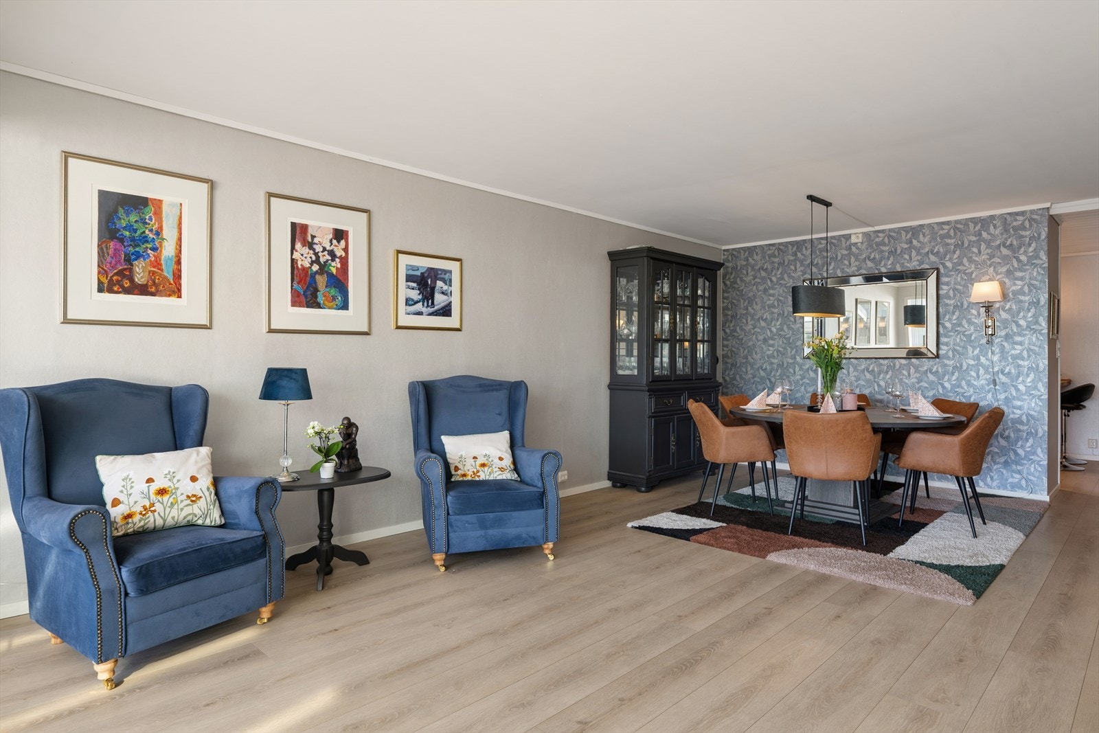 Det ble lagt nye en stavs laminatgulv i alle rom i alle etasjer i 2020, samtidig ble overflater modernisert Galleribilde