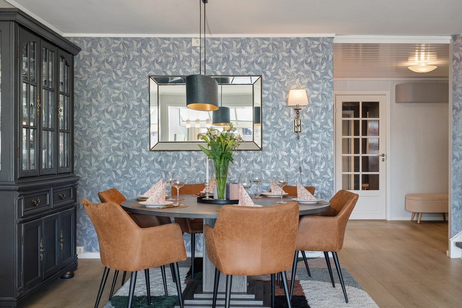 Det er et raust spisestuemøblement som står i stuen i dag og større kan det bli! Det er rikelig med plass til å trekke ut bordet med flere innleggsplater Galleribilde