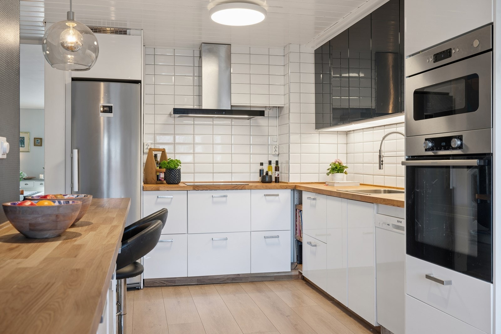 Ventilator med utlufting, mikroovn, stekeovn, oppvaskmaskin og induksjons koketopp medfølger Galleribilde