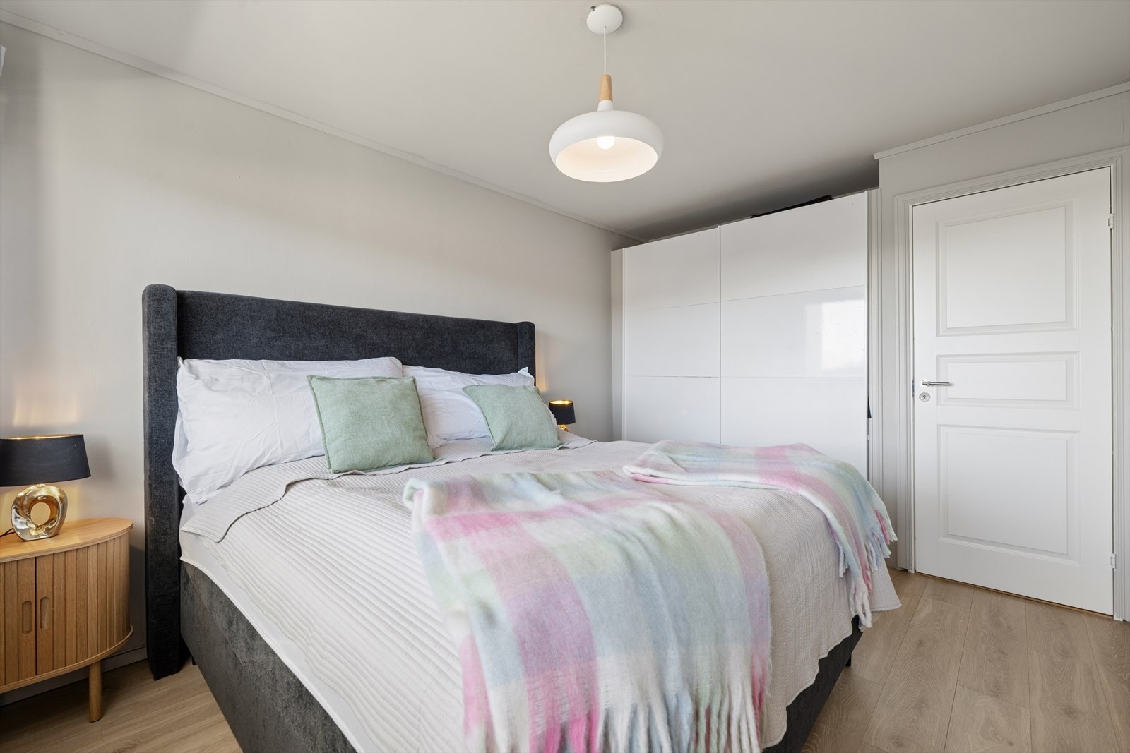 I hovedsoverommet er det inntrukket nisje for skyvedørsgarderobe - flytt rett inn! Galleribilde