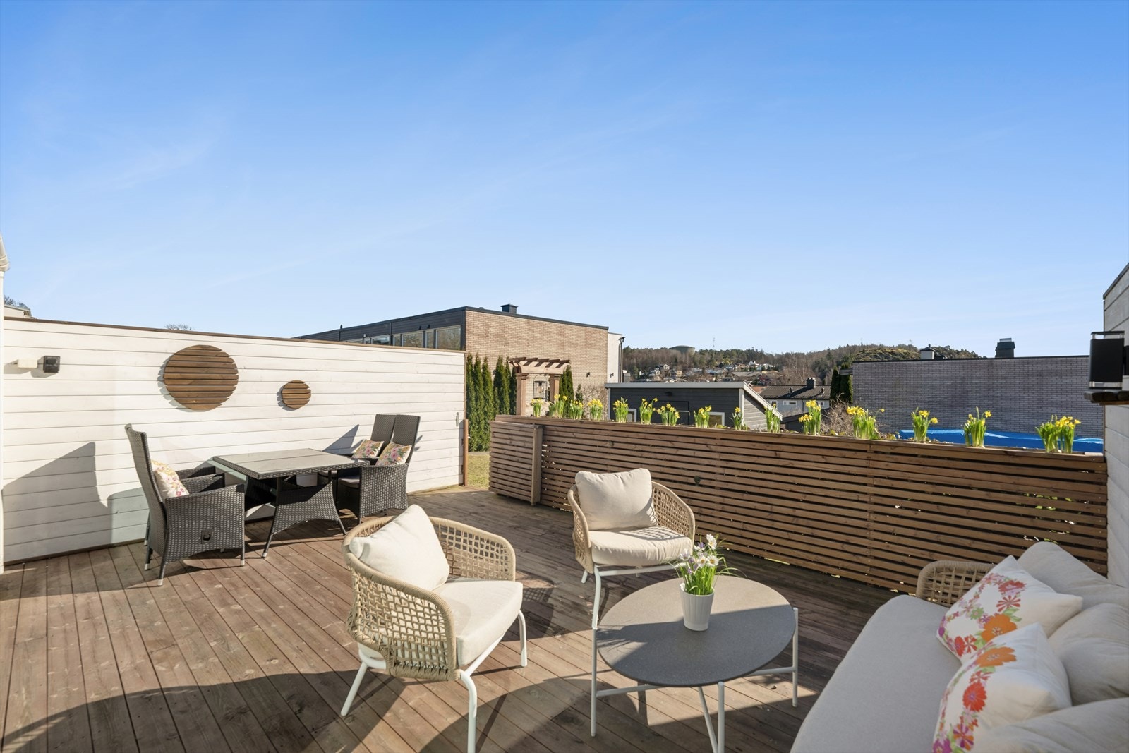 Fra den solrike og usjenerte terrassen er det nedgang til sameiets grøntarealer. Galleribilde