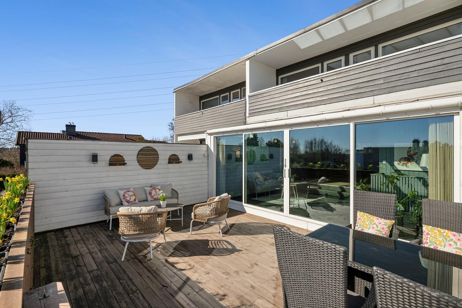 Fantastisk uterom som endelig kan tas i bruk etter en lang vinter - kom og nyt! Nedgang til lekkert grøntareal for sameiet med lekeplass, plen og beplantning Galleribilde