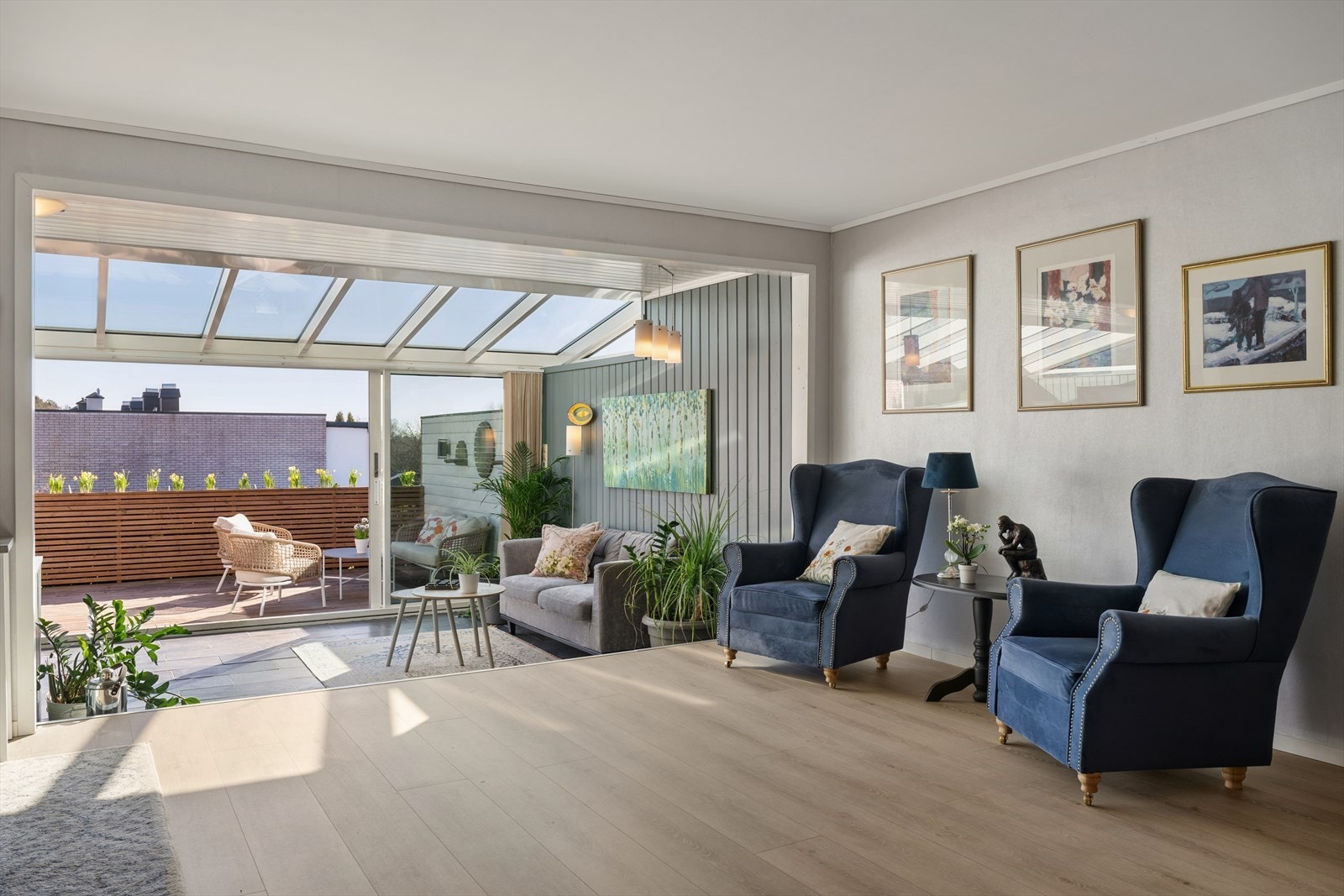 Boligen har vært i selgers eie siden 1994 og det er utført vesentlige påkostninger i eiertiden blant annet på bad, kjøkken, overflater, vinduer, taktekking, fullisolert vinterhage og påbygget kjøkken og inngangsparti Galleribilde