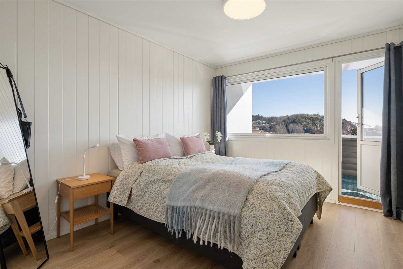 i alle soverom er det plass til dobbeltseng - dette rommet vender ut mot samme balkong som hovedsoverommet - gulv fra 2020 - vindu og dør fra 2005 - inntrukket skyvedørsgarderobe Galleribilde