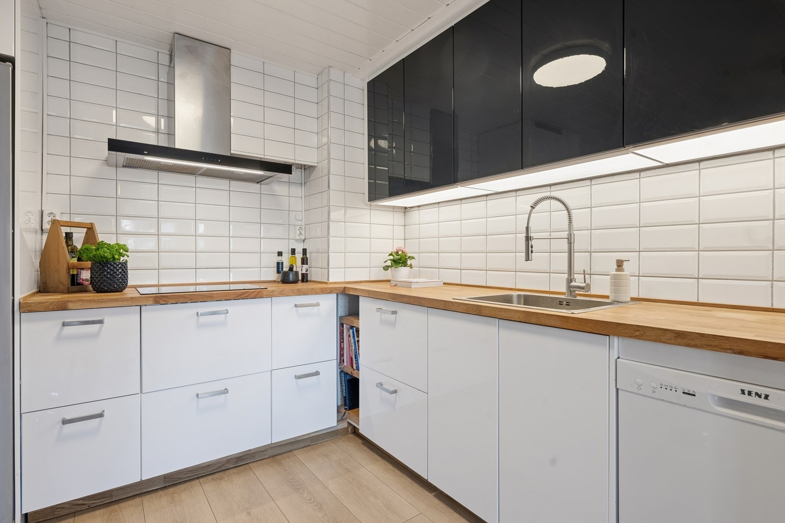 Nye helte benkeplater og glatte overflater som gjør vedlikeholdet enkelt Galleribilde