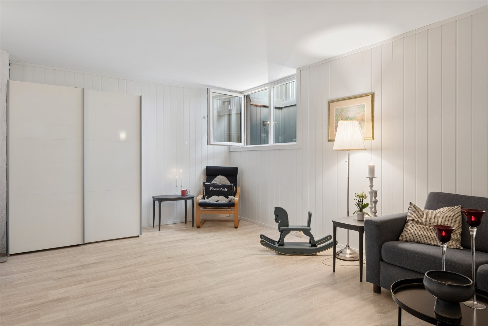 I underetasjen er det innredet og godkjent et ekstra oppholdsrom / soverom på 23 kvm med full takhøyde og godkjent rømningsvindu - ferdigattest gitt i 2026 sammen med bruksendring av bod til baderom Galleribilde