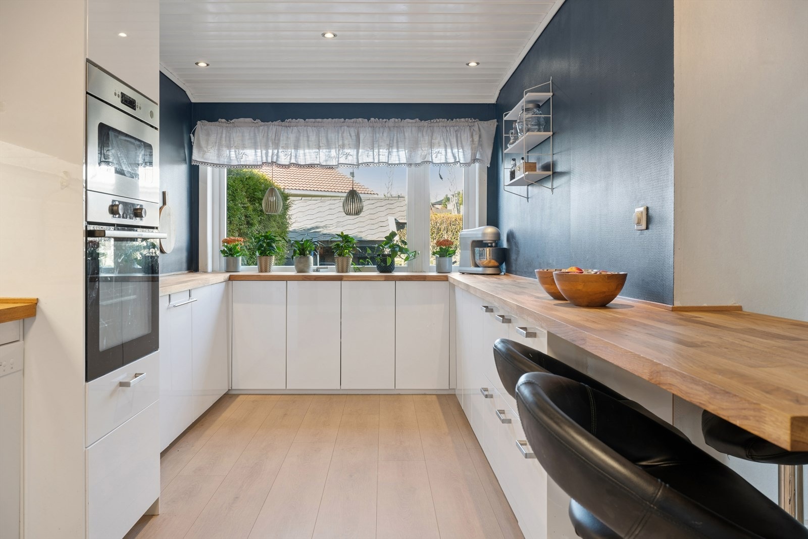 Et utrolig smart valg ble tatt i 2003 ved utvidelse av kjøkkenet - nå er dette det perfekte rommet for sosial matlagning og alle kokkers drøm i forhold til både oppbevaringsplass og benkeplater Galleribilde