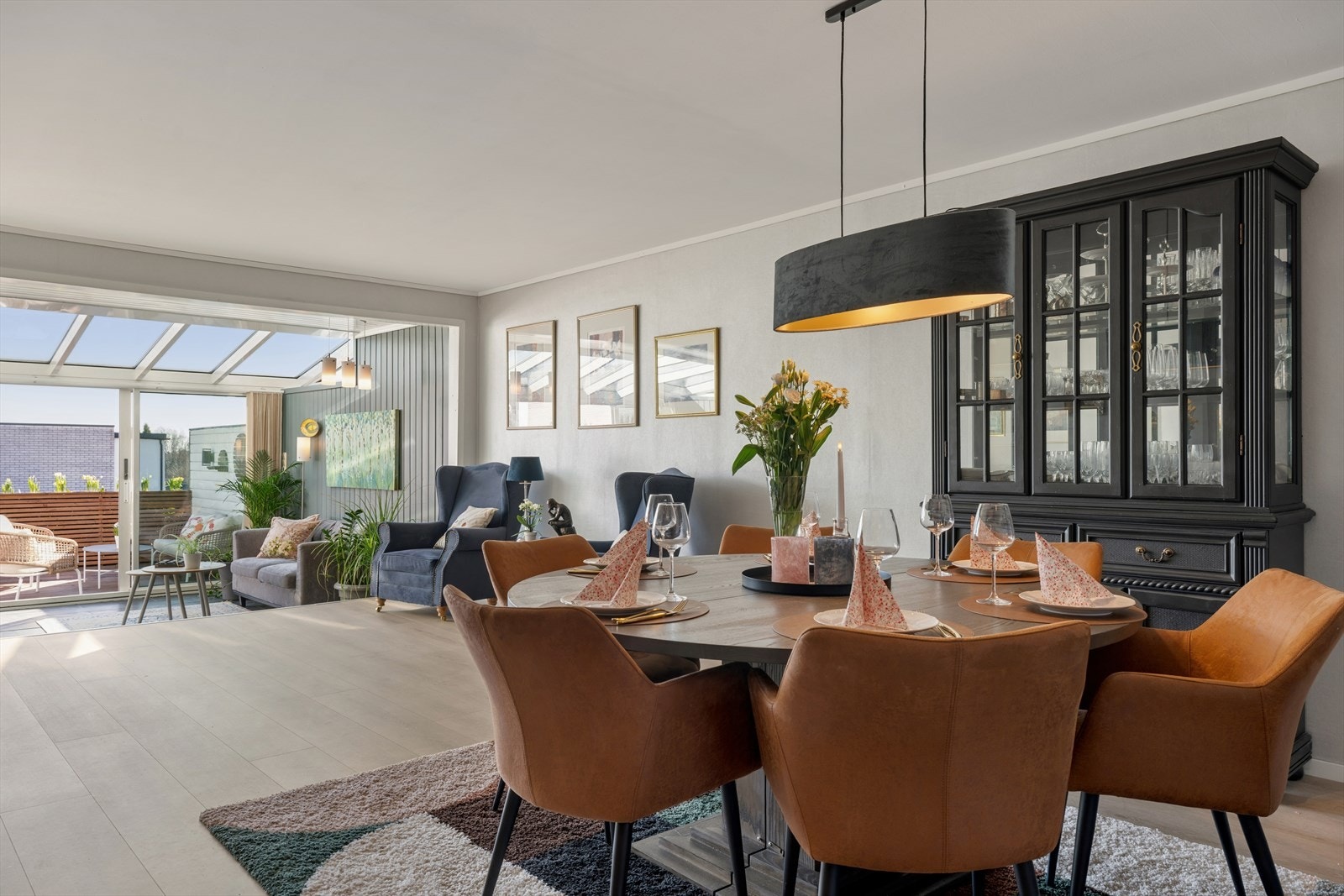 DNB Eiendom v/Wenche Beyer ønsker velkommen til en sjelden anledning på Mosserød - en meget romslig, vesentlig påkostet og luksuriøs bolig for hele familien! Galleribilde