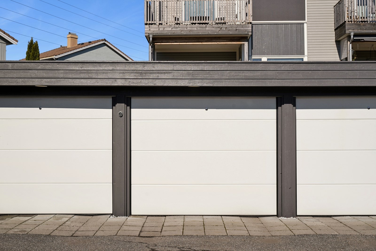 Garasje med leddport fra 2024 - lagt opplegg for el bil i garasje i 2022 Galleribilde