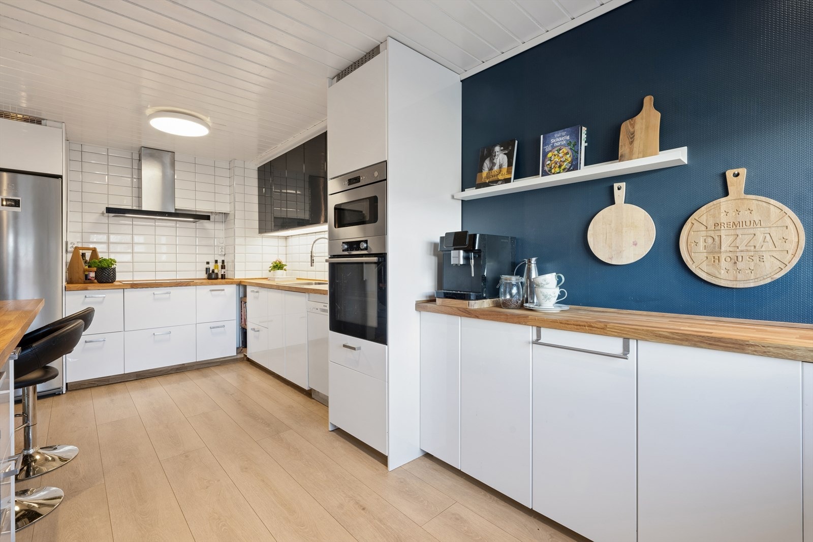 Metervis med 40mm heltre benkeplater fra 2025 og skuffer og skap for alle formål - innredningen er fra 2020 Galleribilde