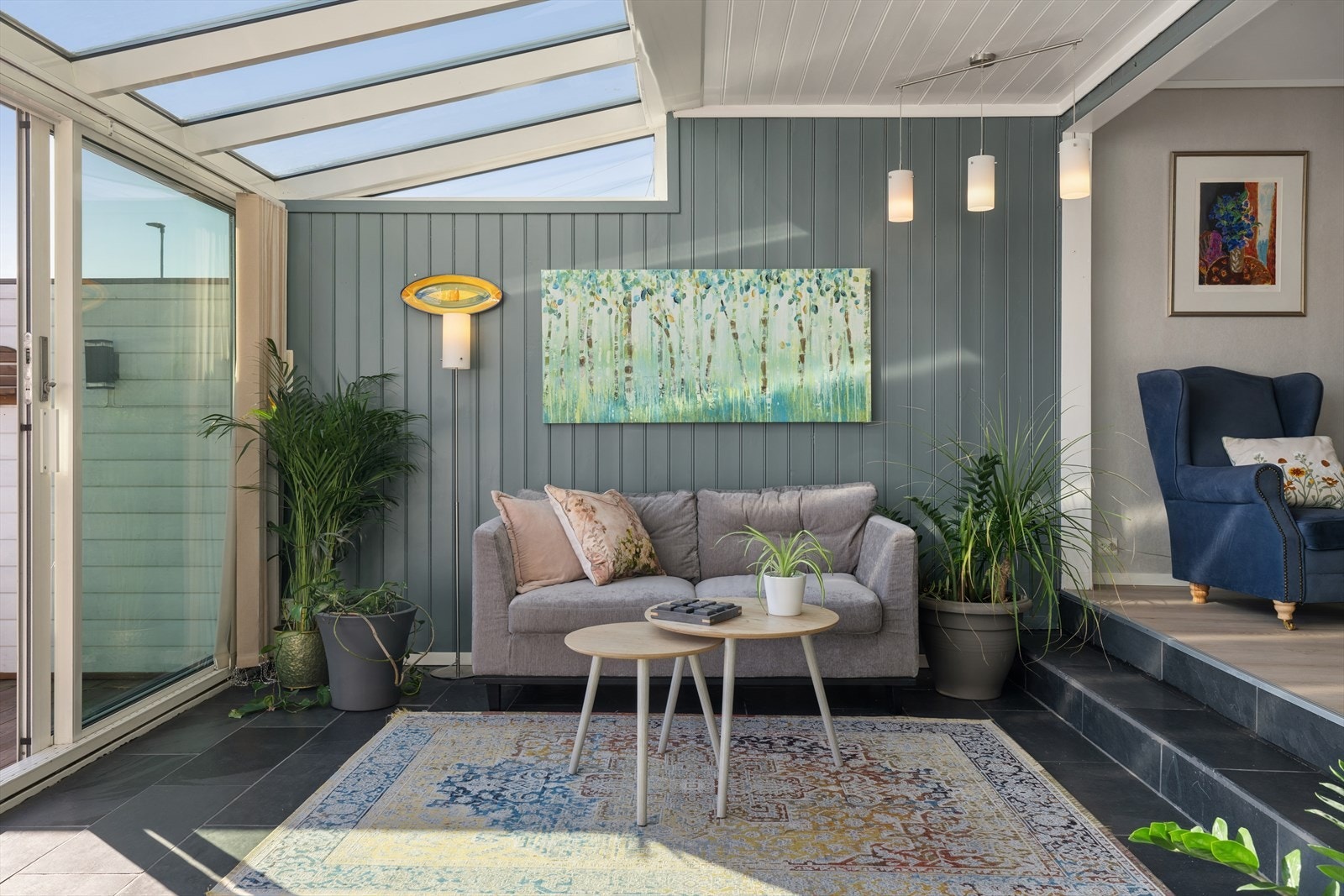 Lekre skiferfliser i den solrike vinterhagen i oppvarmet gulv og fullisolerte tak og vegger - to takvinduer skiftet i 2024 Galleribilde