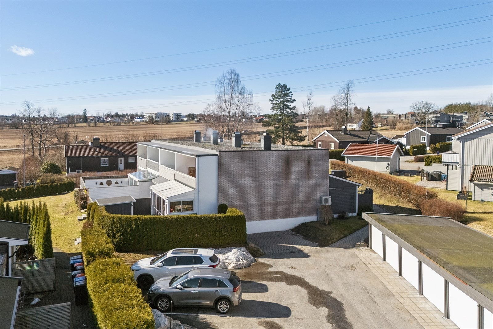 Dette er en sjelden anledning på Mosserød - et så stort og attraktivt rekkehus har ikke blitt solgt i området på mange tiår - velholdte fellesarealer - fellesutgifter på 1.500.-/mnd inkl bredbånd, brøyting, felles strøm m.m. Galleribilde