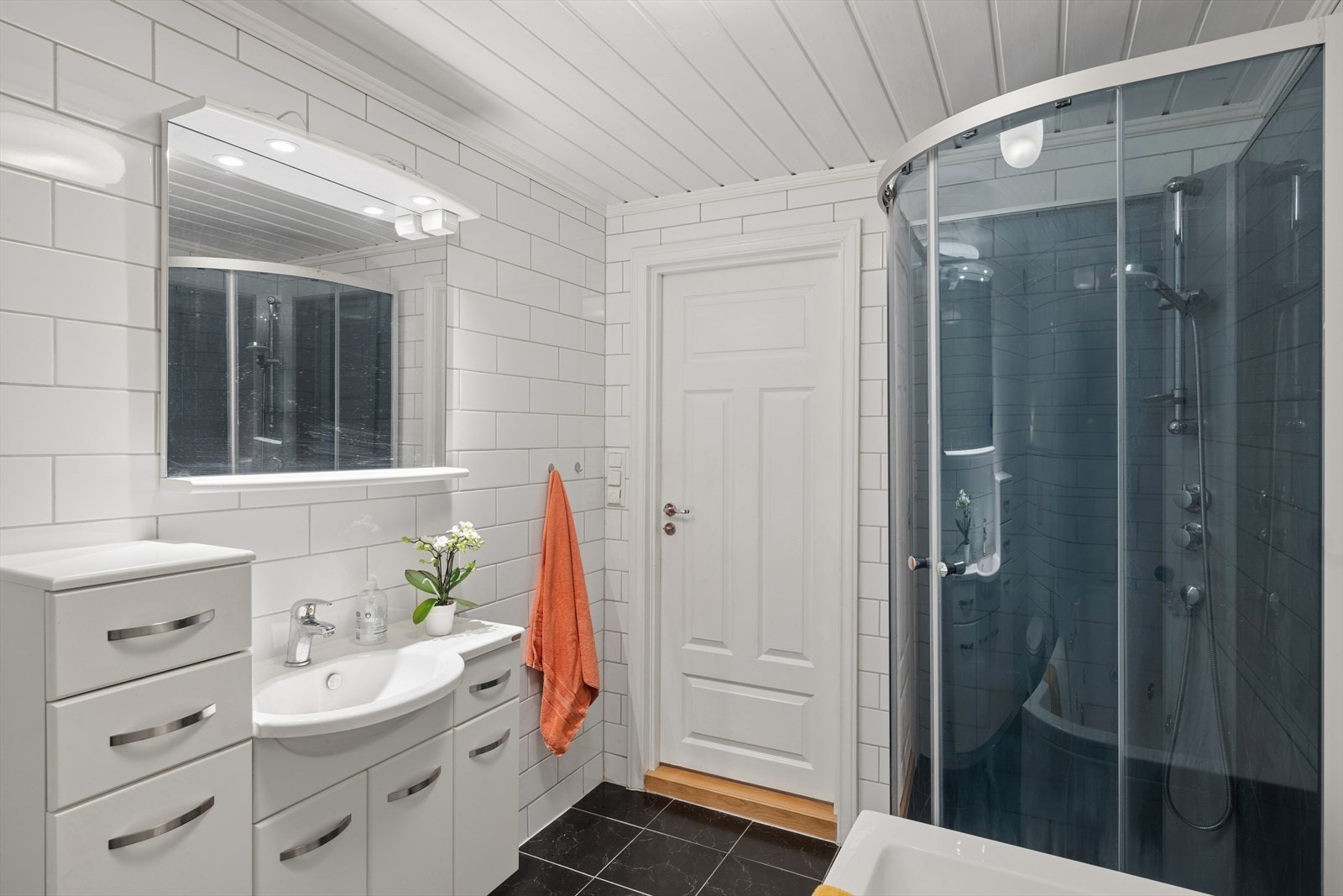 I alle store boliger må det være to bad, det er det selvsagt også her; dette delikate badet er i underetasjen og ble renovert i 2009 Galleribilde