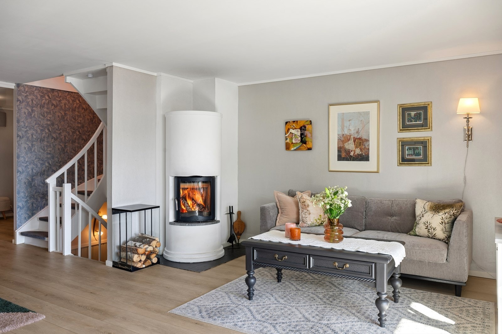 I denne lyse og lekre boligen er det en nydelig atmosfære med lekre soner for møblering - underetasje er innredet med et ekstra soverom/stue, bad, vaskerom og stor bod Galleribilde