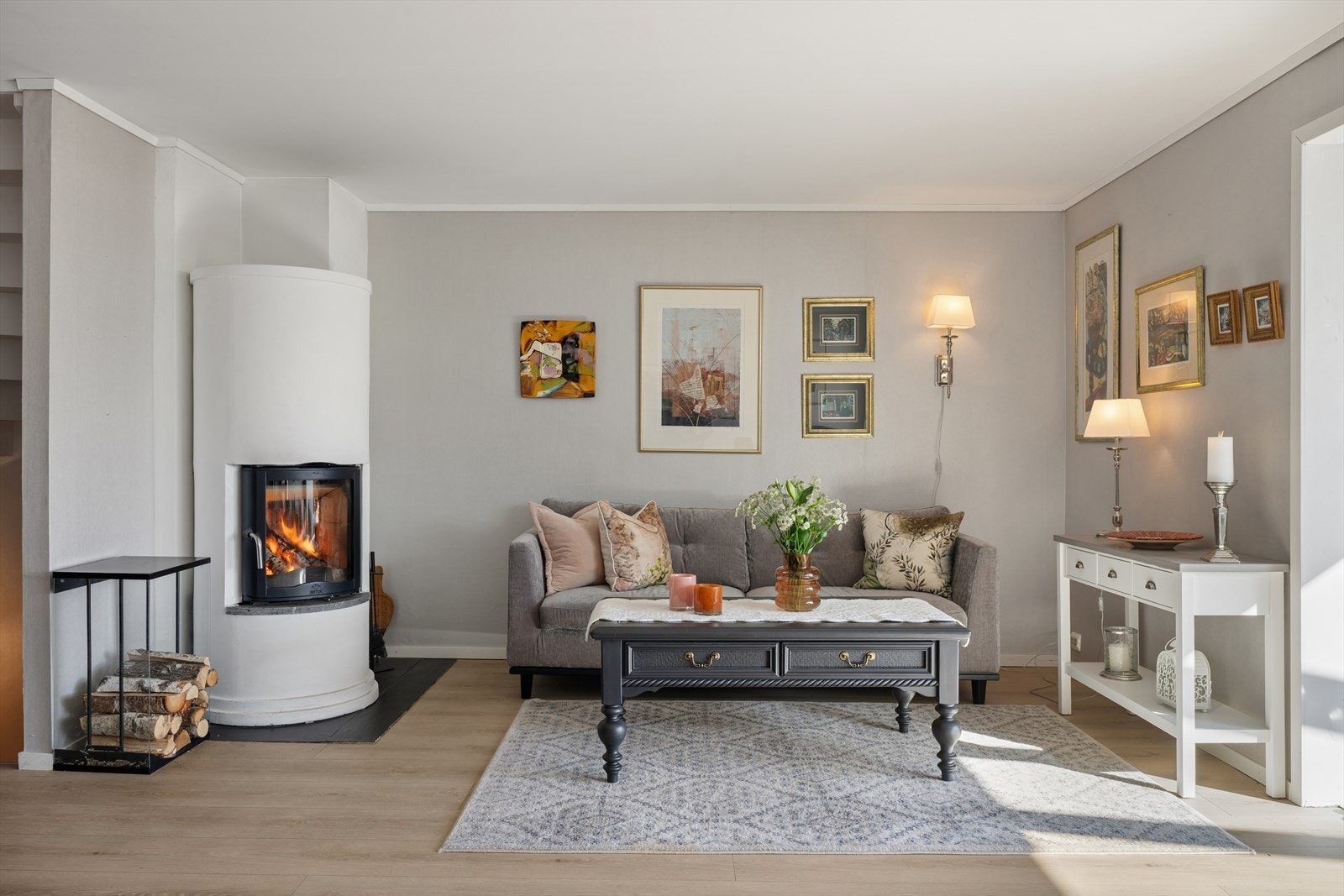 Nydelig og inntrukket sone for en sofagruppe - peisovn og skiferplate på gulv fra 2008, da ble veggen samtidig brannsikret Galleribilde