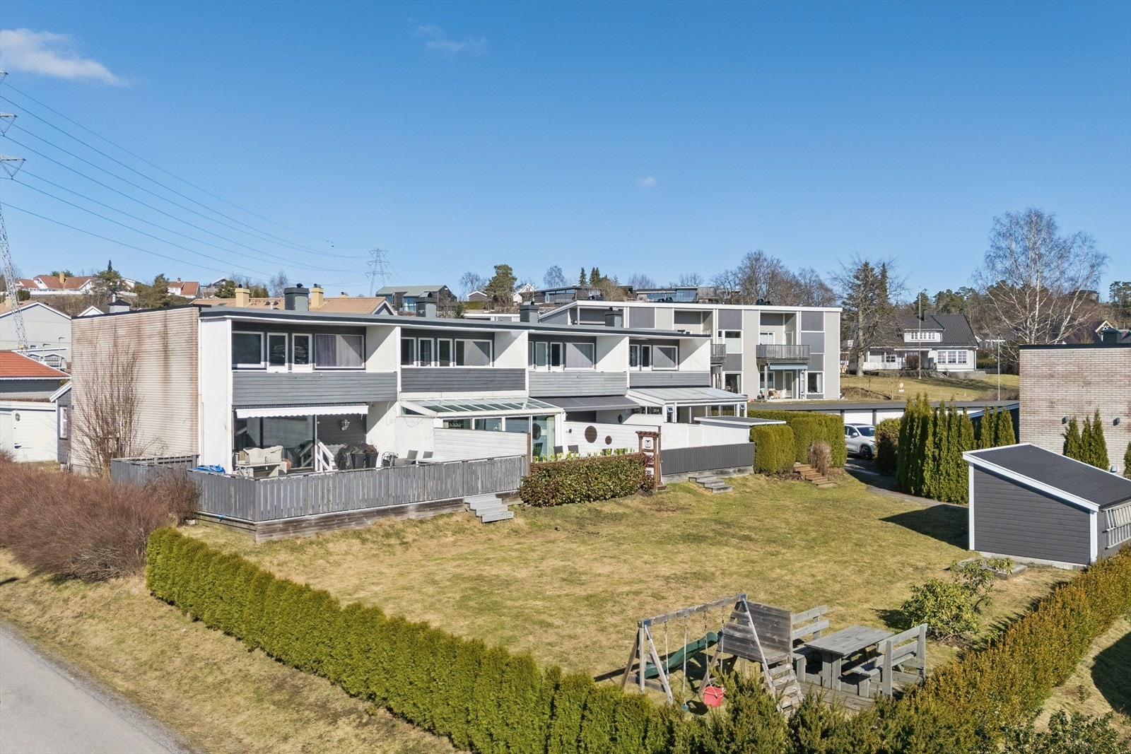 Sameiet eier grøntarealet og har fellesbod fra 2020 med innlagt strøm og div hageredskaper for fri benyttelse - for hver bolig utgjør vedlikeholdet cirka 1-2 klippinger over en 14 dagers periode Galleribilde