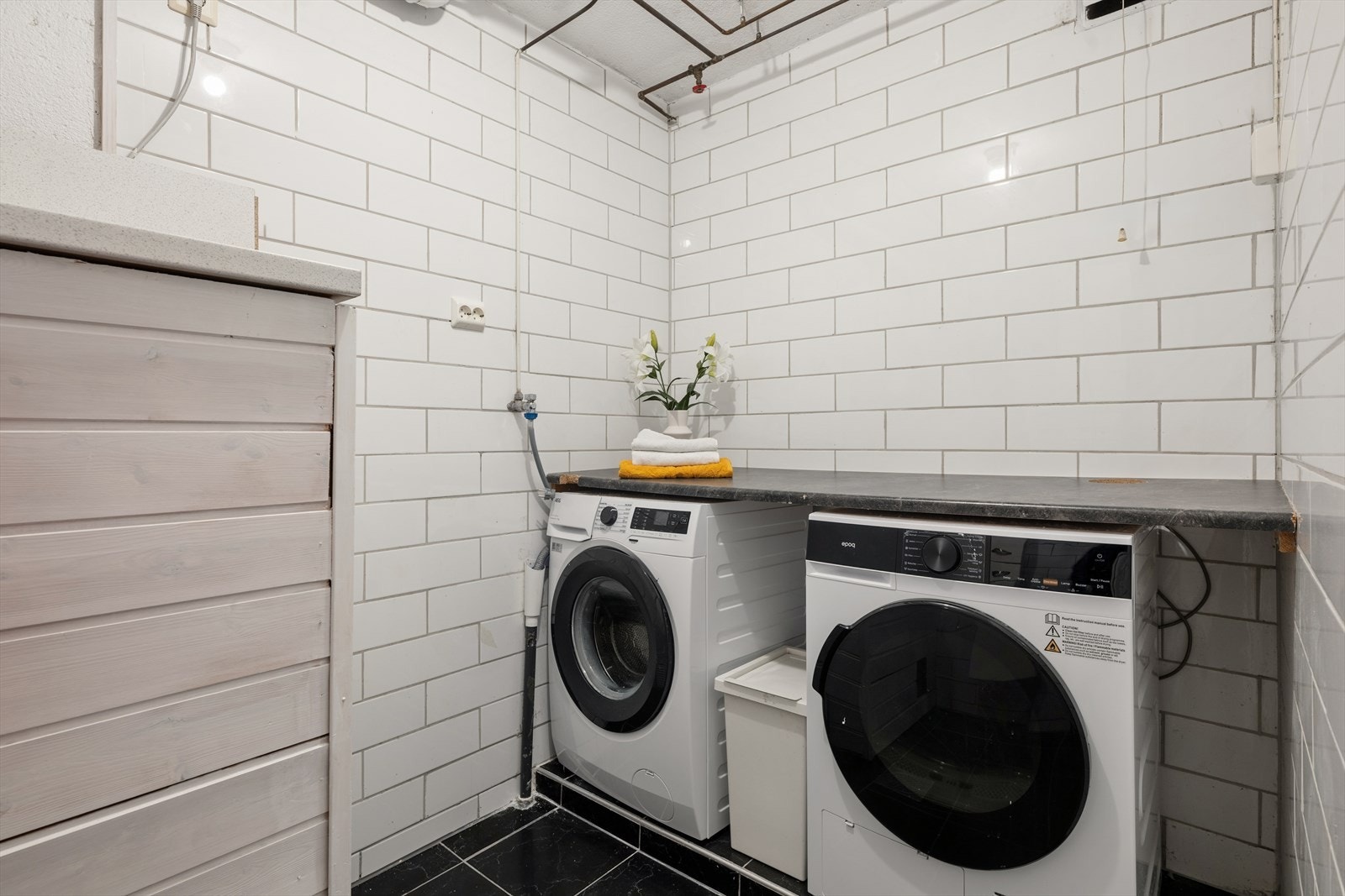 Det ble byttet sluk i vaskerommet i underetasjen og montert ny varmtvannstank i 2009 - egen kurs til vaskemaskin, tørketrommel og varmepumpe ble lagt opp i 2022 Galleribilde